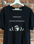 UNDERCOVER TOO MUCH CONTRADICTION TEE ‘BLACK’