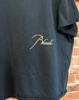 RHUDE BOXY SCRIPT TEE ‘BLACK’