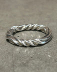 DEAL DESIGN REVERSE TWIST SCROLL RING 'SILVER'