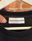 GOSHA RUBCHINSKY LOGO SCRIPT TEE ‘BLACK’