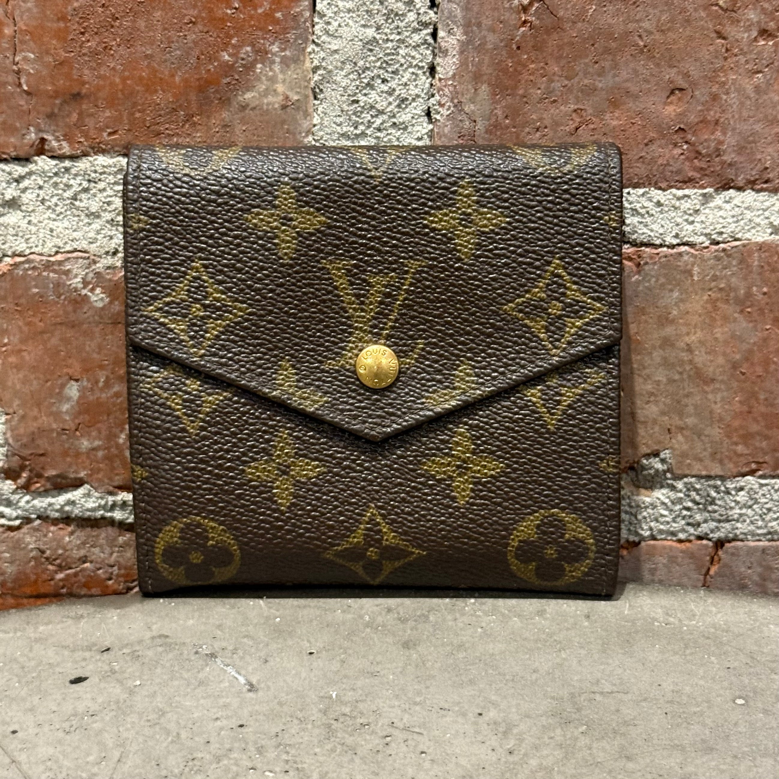 LOUIS VUITTON TRI-FOLD WALLET  display picture 2