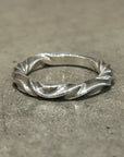 DEAL DESIGN REVERSE TWIST SCROLL RING 'SILVER'