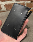 MAISON MARGIELA FOUR STITCH ZIP CARD HOLDER ‘BLACK’