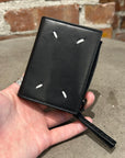 MAISON MARGIELA FOUR STITCH BIFOLD ZIP WALLET ‘BLACK’