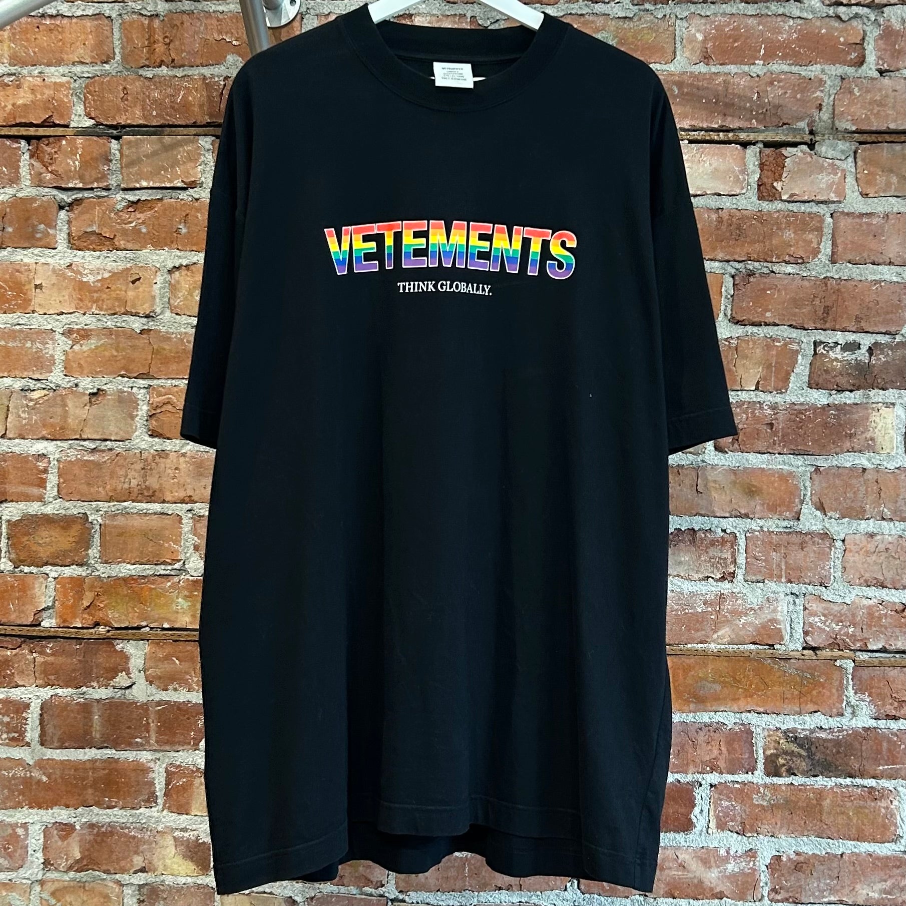 VETEMENTS AW21 THINK GLOBALLY RAINBOW TEE ‘BLACK’