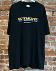 VETEMENTS AW21 THINK GLOBALLY RAINBOW TEE ‘BLACK’
