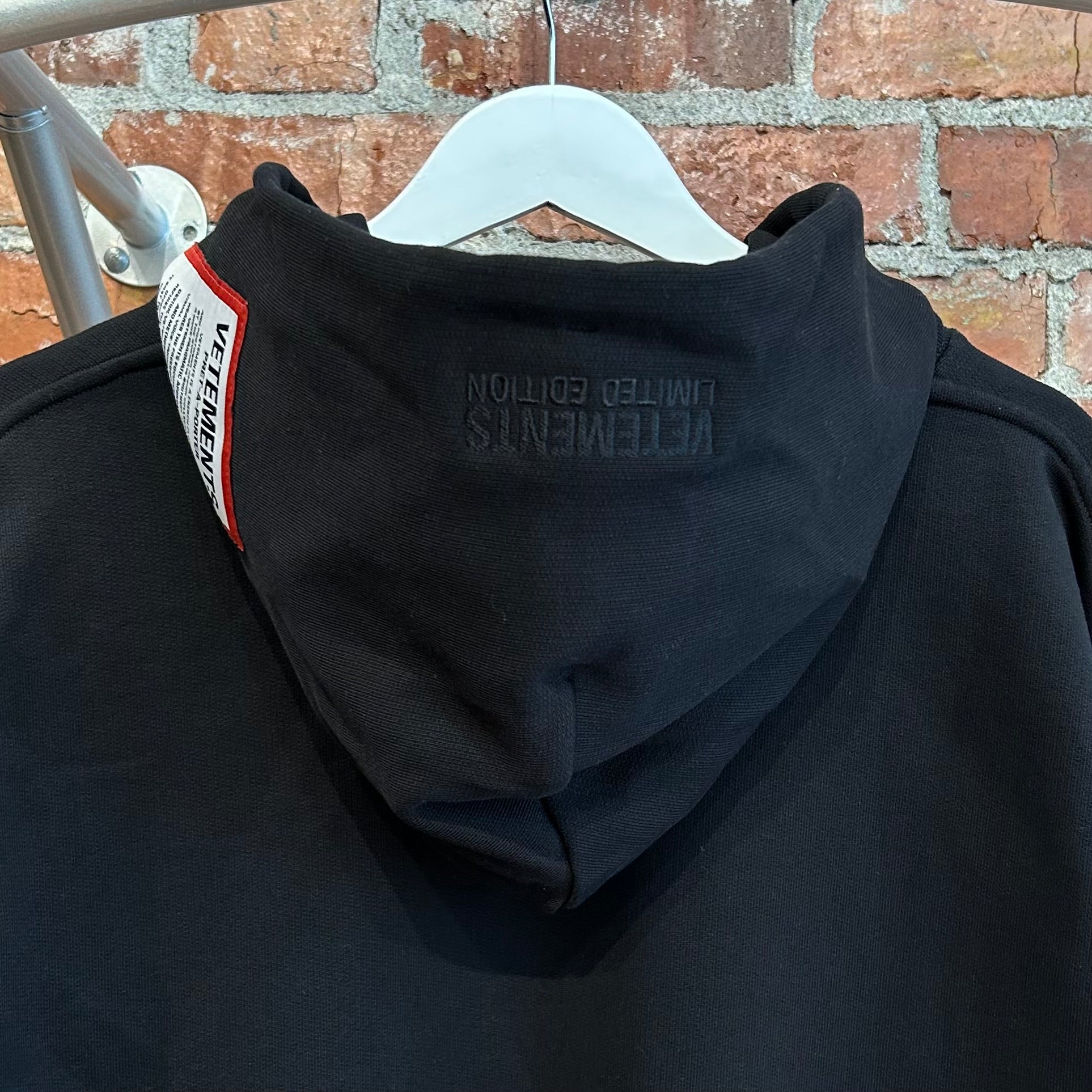 VETEMENTS LIMITED EDITION CARETAG LOGO HOODIE ‘BLACK’