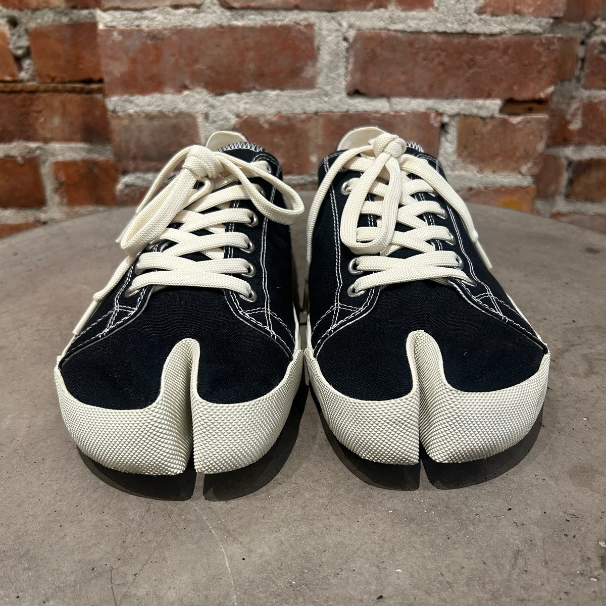 MARGIELA CANVAS TABI SNEAKERS ‘BLACK’