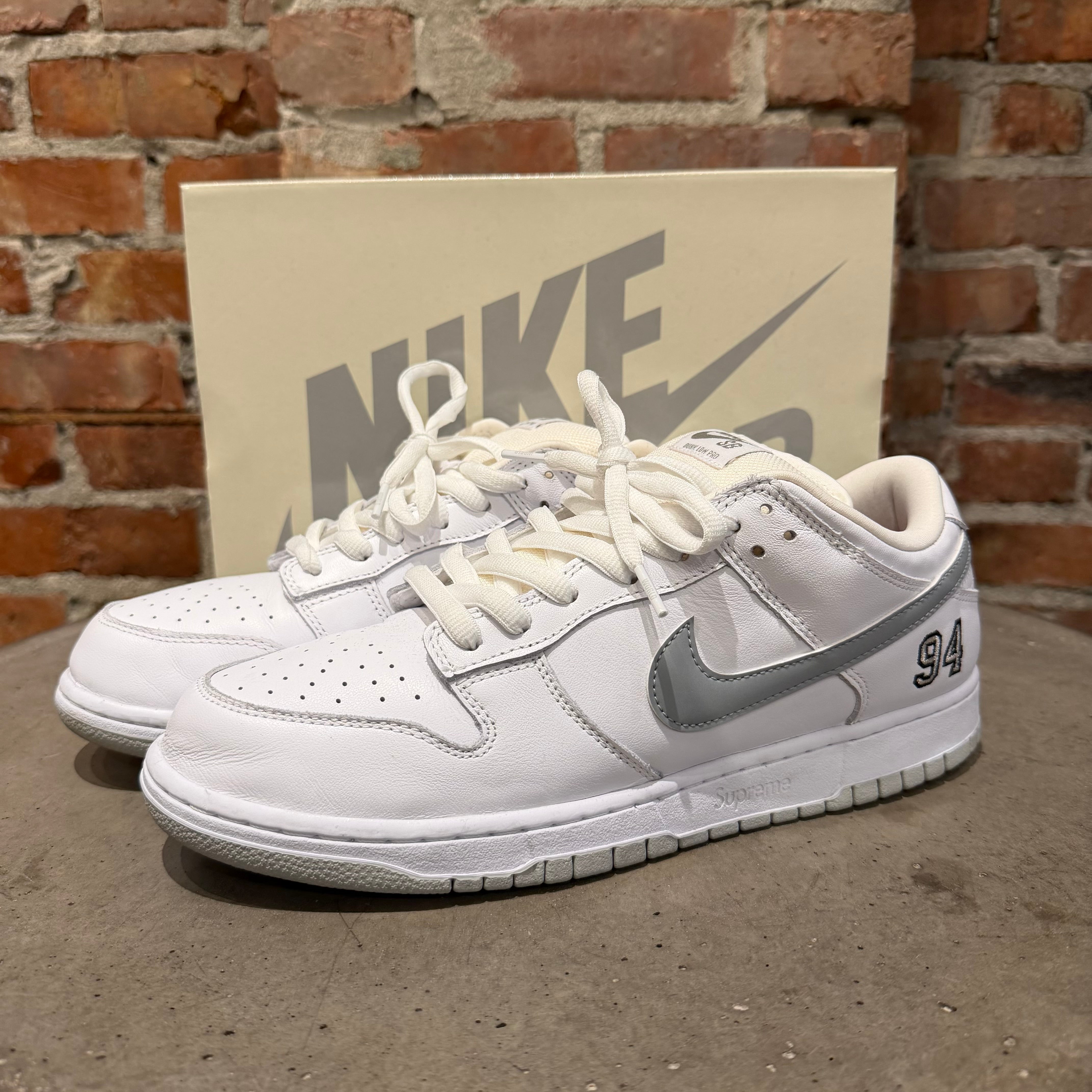 Nike SB Dunk Low Supreme ホワイト/グレー 【公式通販】