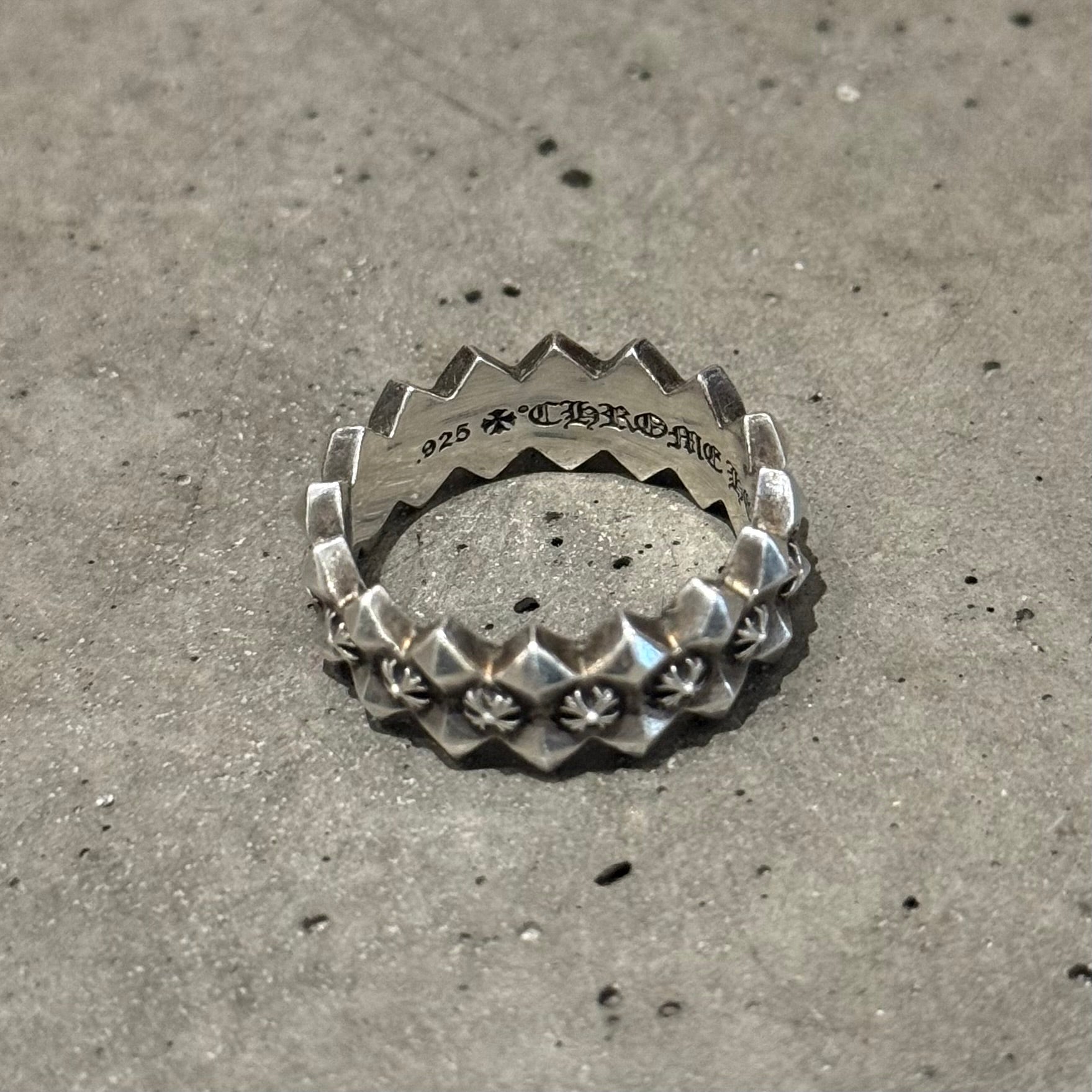 CHROME HEARTS PYRAMID PLUS BAND RING ‘SILVER’