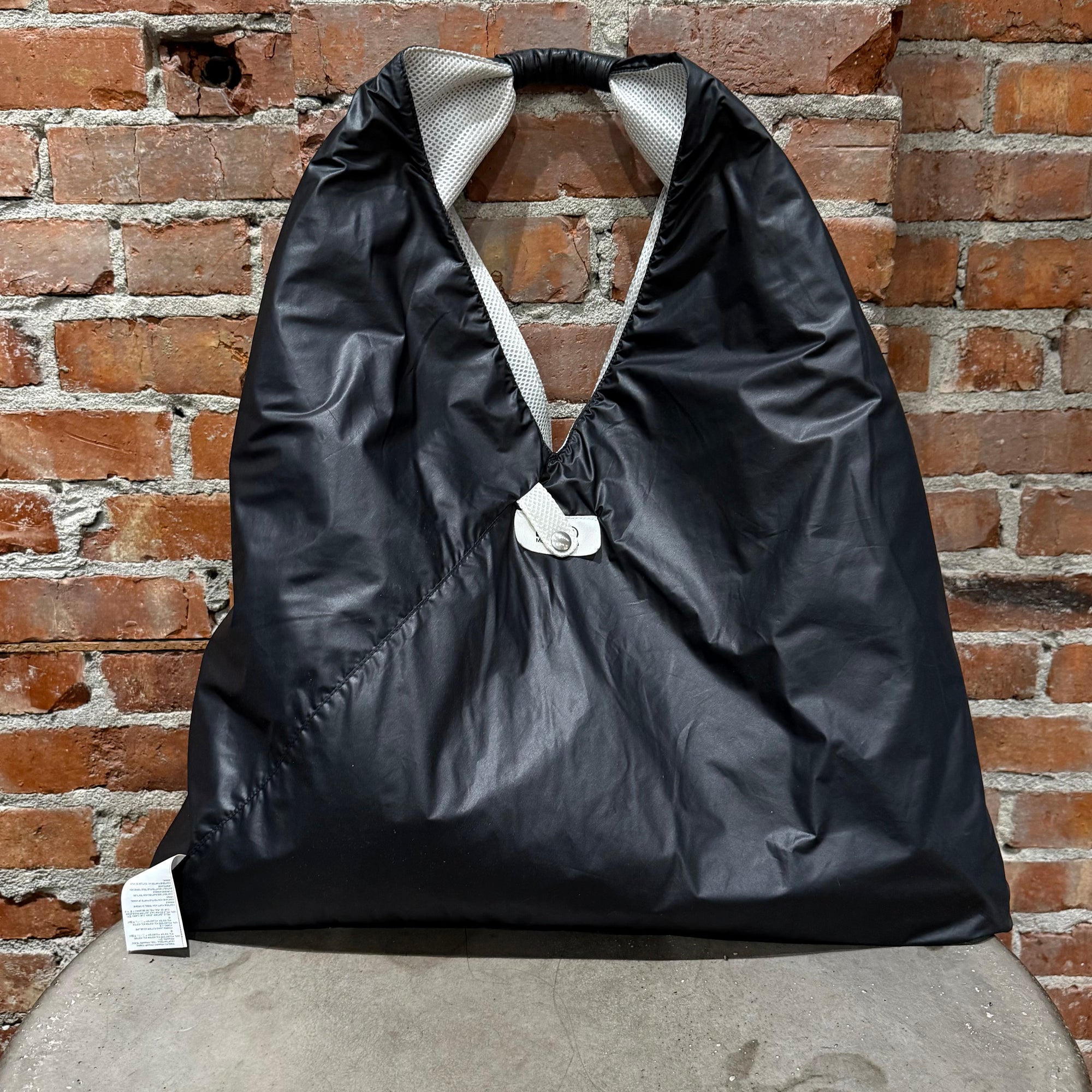 MM6 SIDE SLING REVERSIBLE BAG ‘BLACK/WHITE’