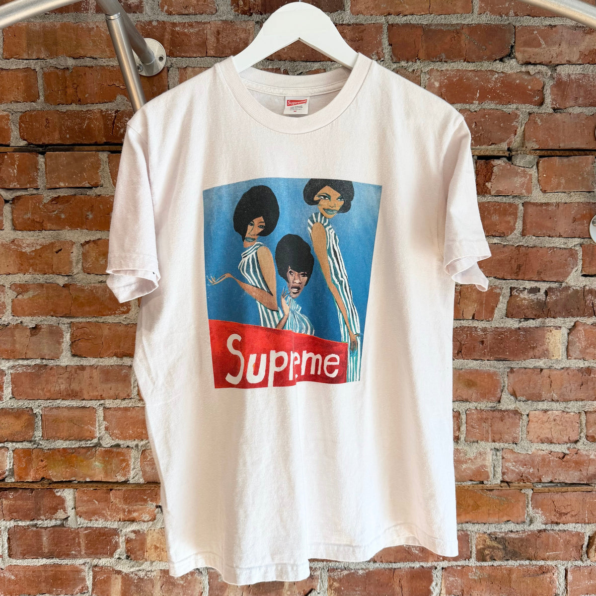 SUPREME FW18 "THE SUPREMES" TEE ‘MULTI’