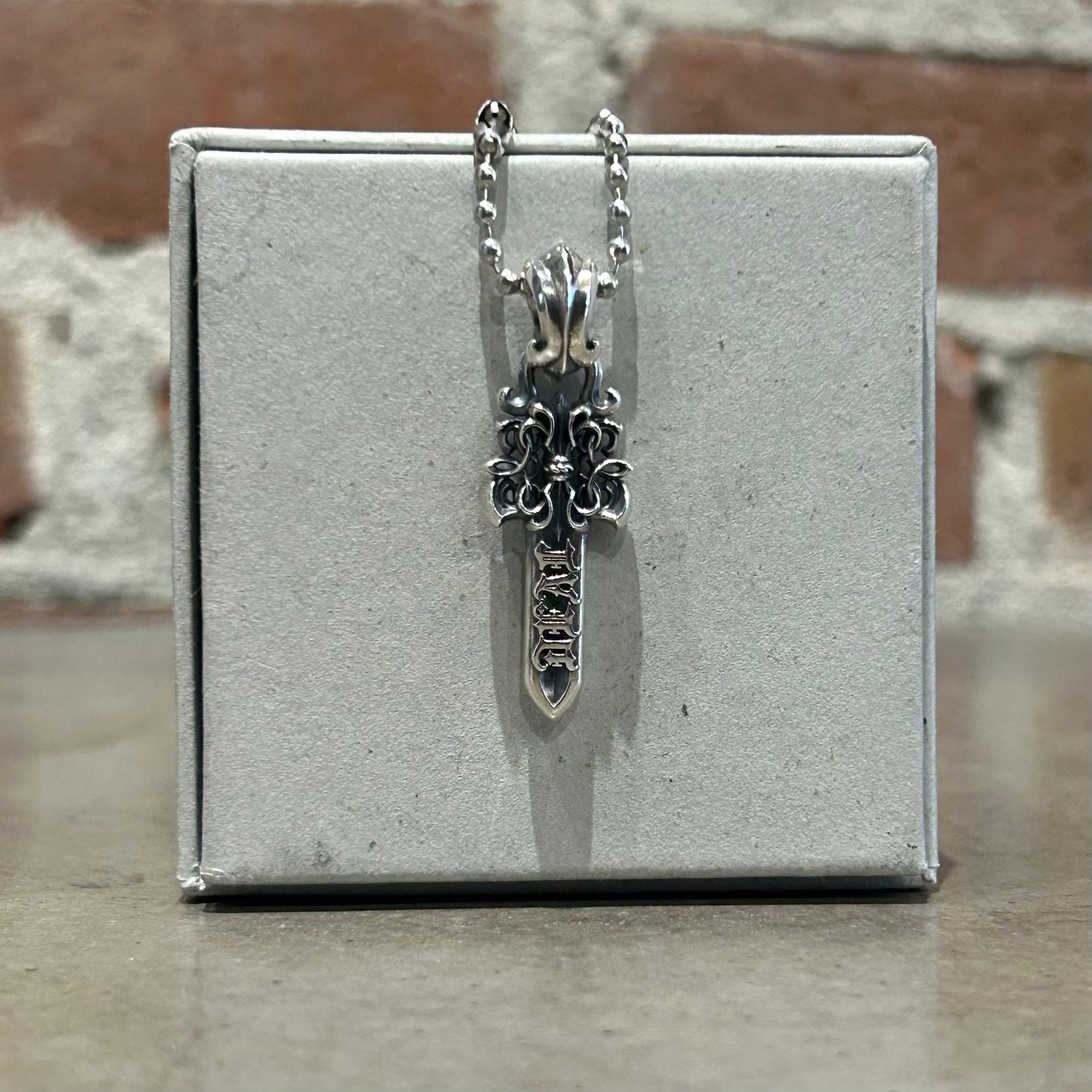 DEAL DESIGN KG DAGGER MED NECKLACE ‘SILVER’