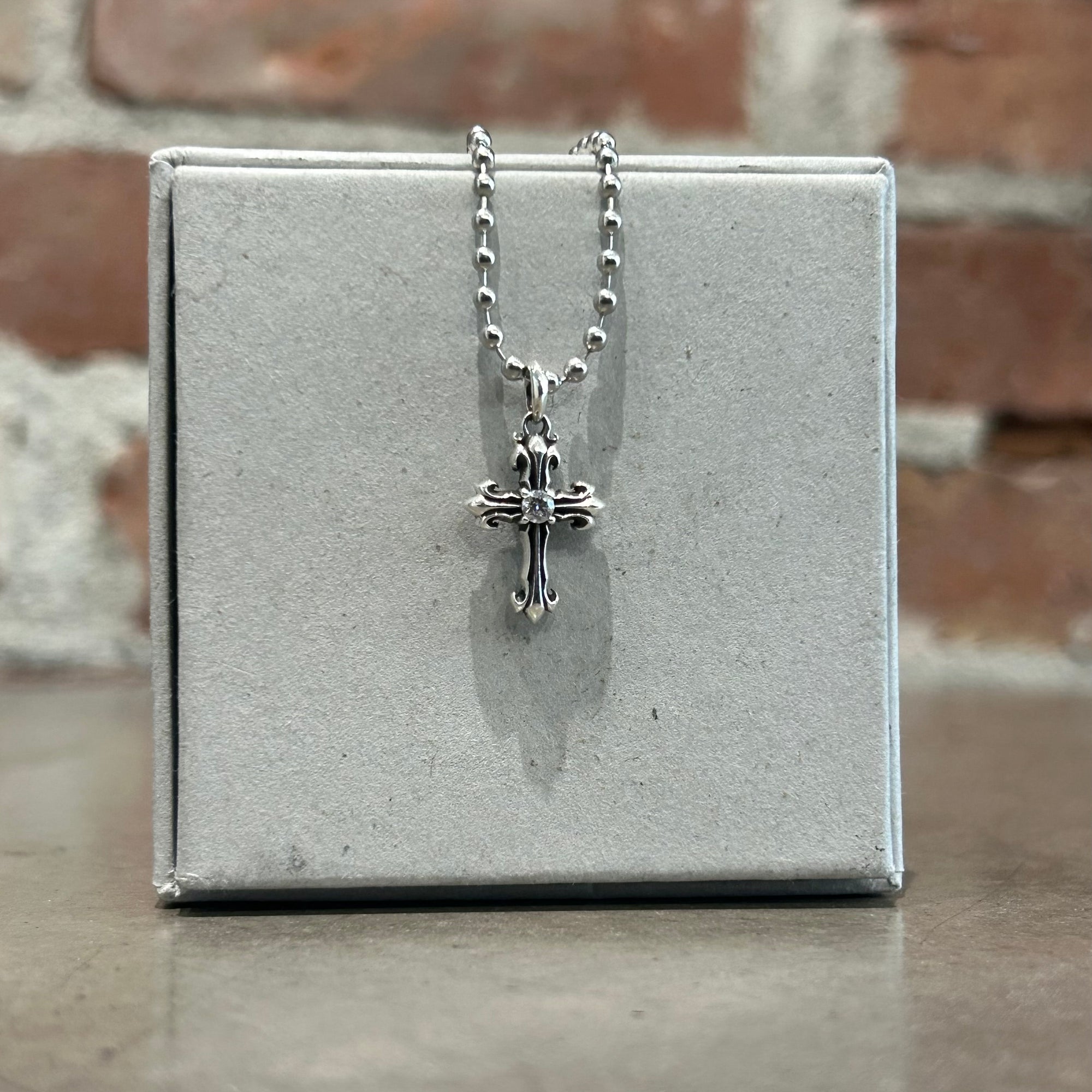 DEAL DESIGN OVERLAP CROSS NECKLACE ‘SILVER’