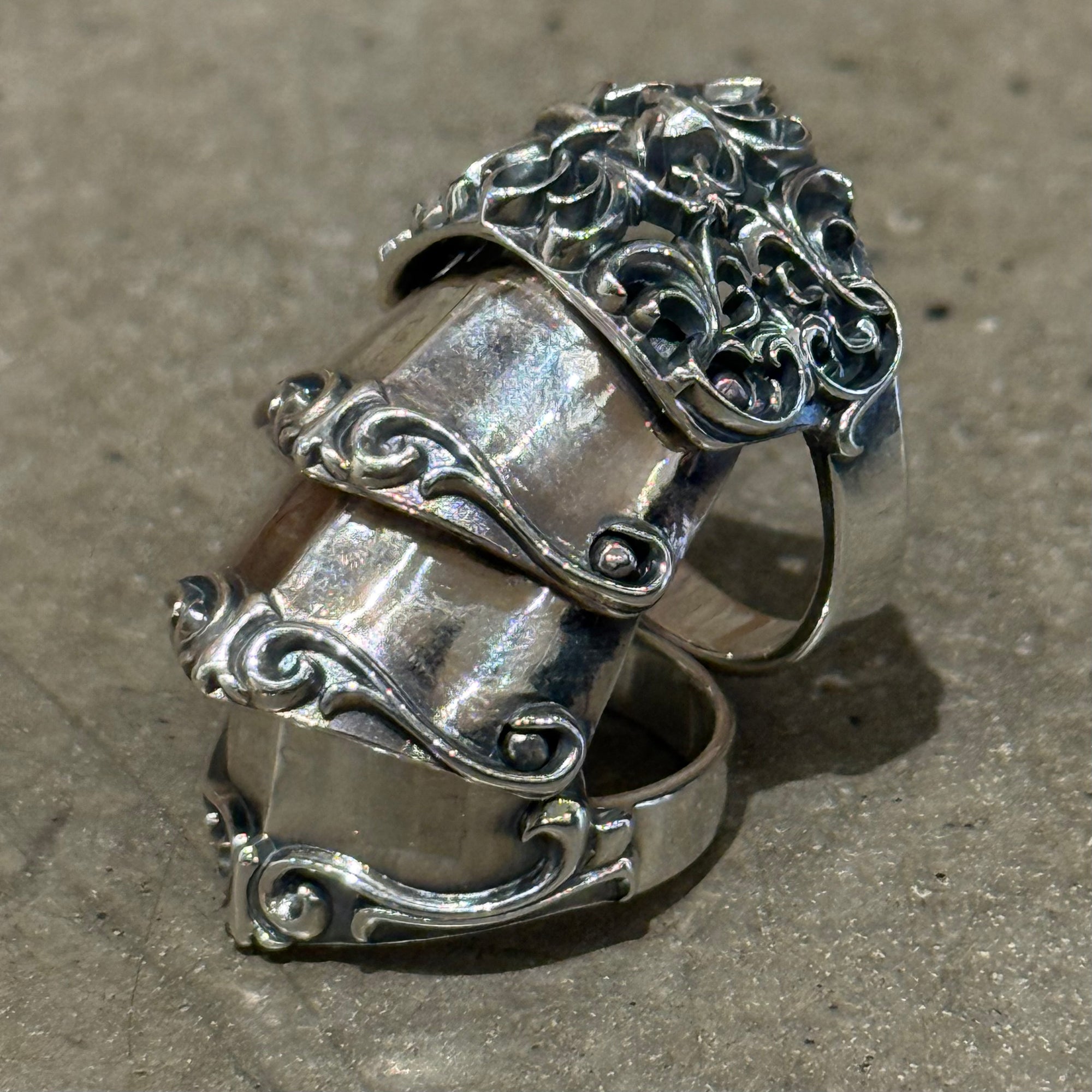 DEAL DESIGN FULL SHADE ARMOR RING 'SILVER'