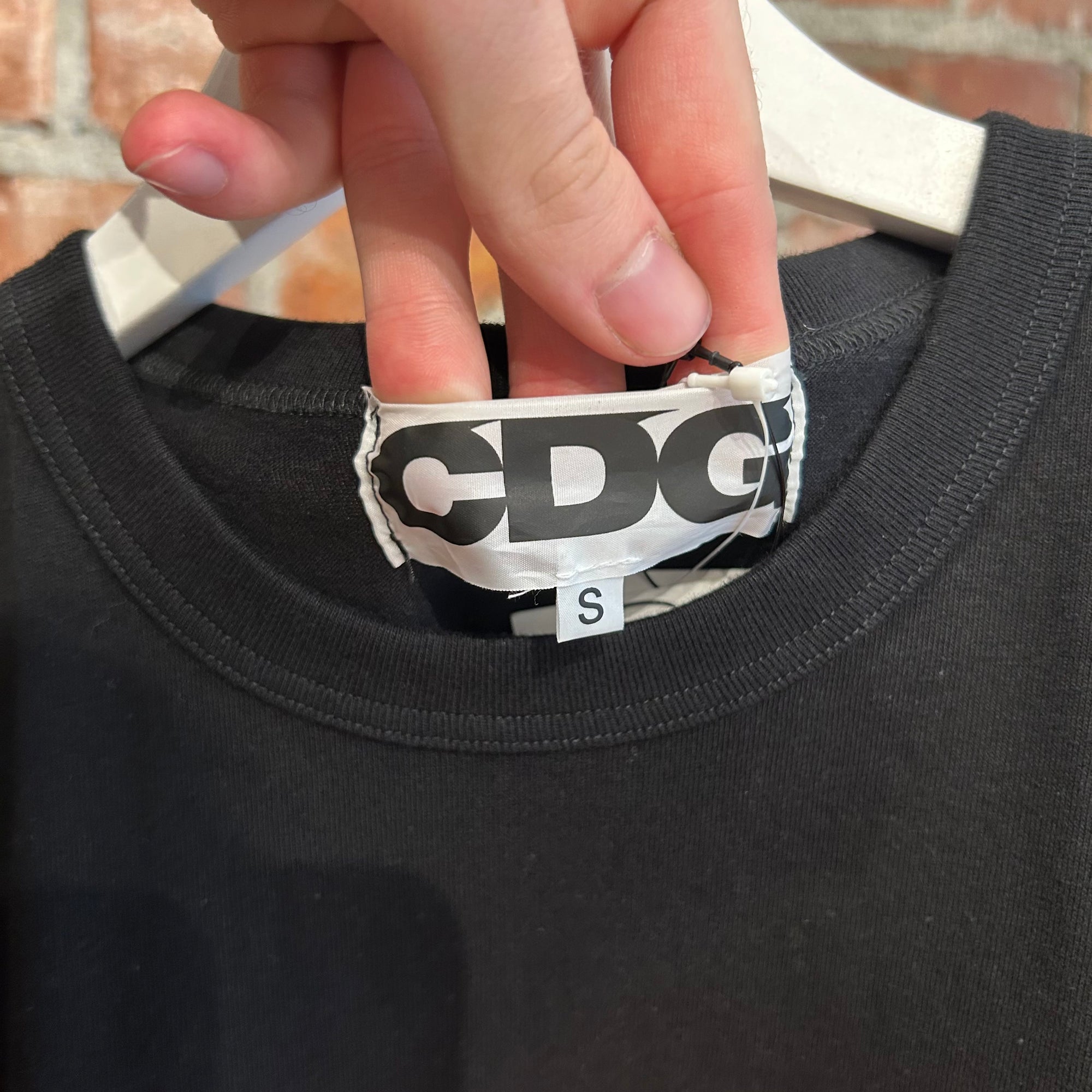 COMME DES GARÇONS CDG LOGO TEE ‘BLACK/ORANGE’