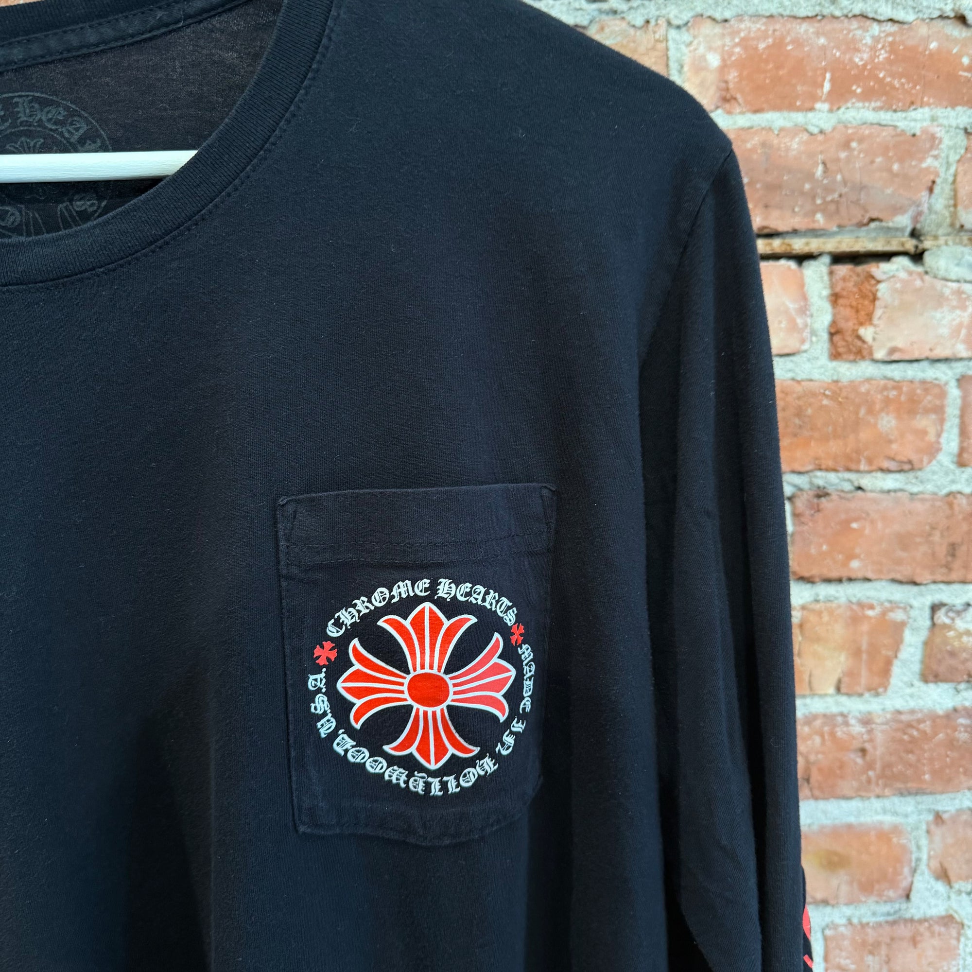 CHROME HEARTS CROSS PLUS POCKET LONGSLEEVE ‘BLACK/RED’