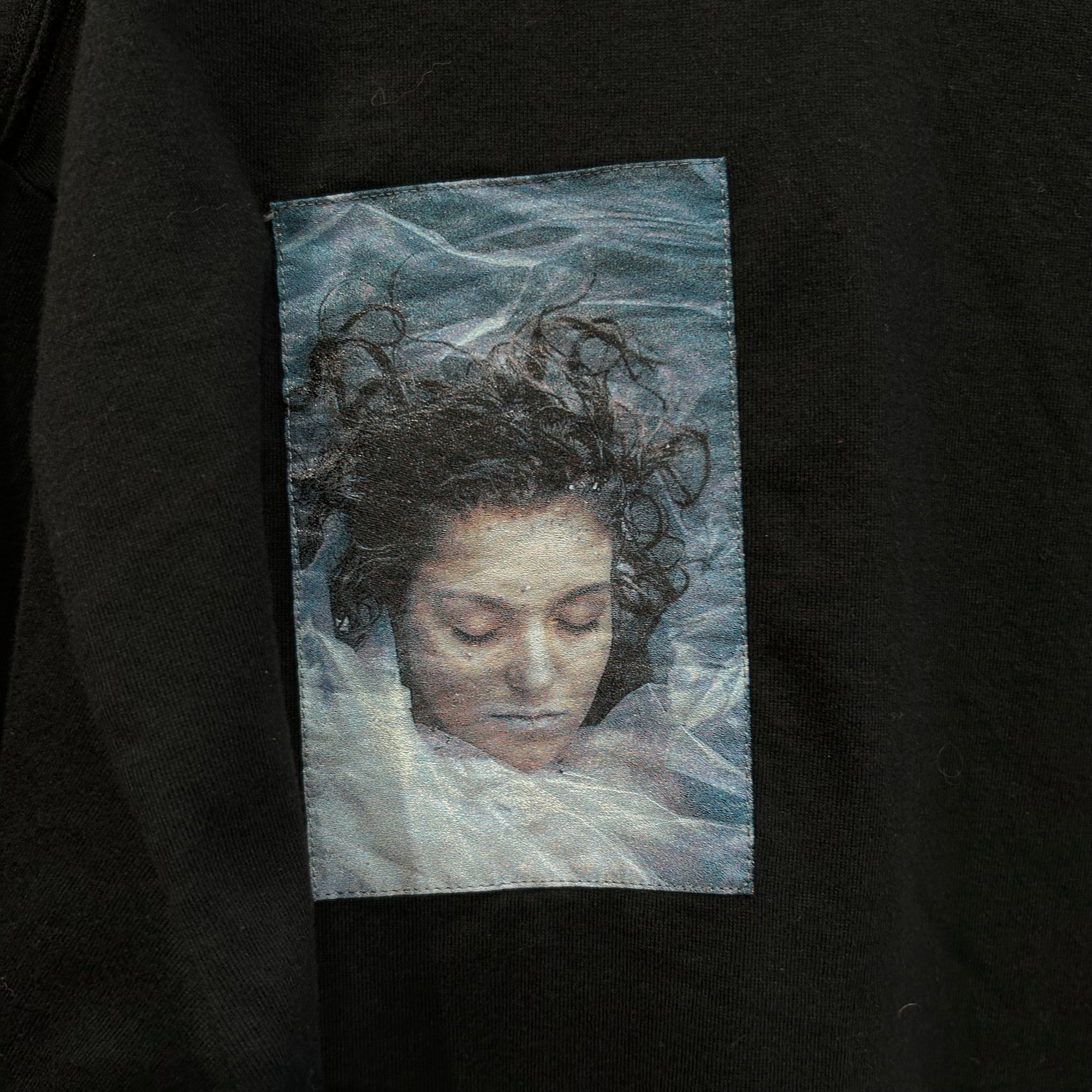 UNDERCOVER AW24 TWIN PEAKS PHOTO PATCH TEE ‘BLACK’