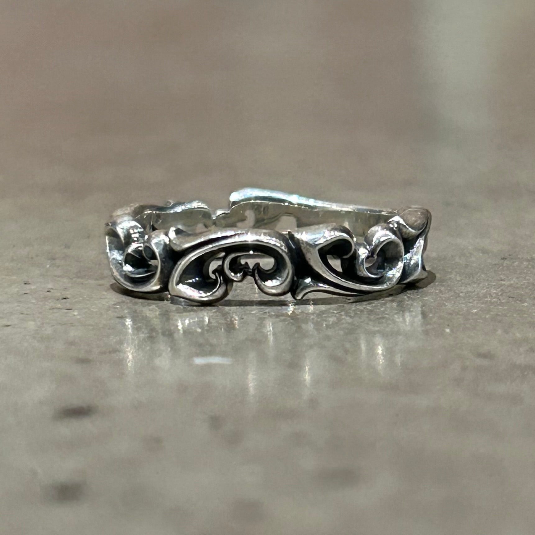 DEAL DESIGN NARROW FLORAL RING ‘SILVER’