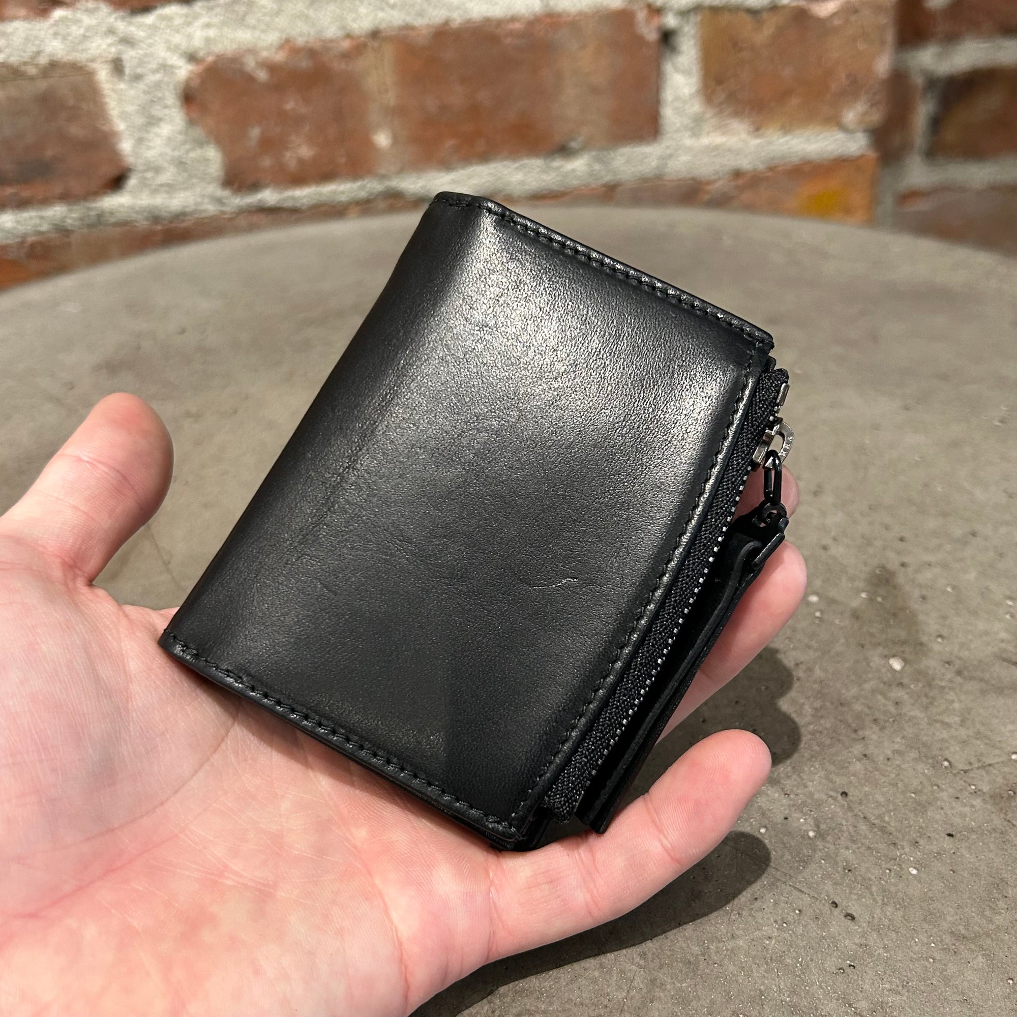 MAISON MARGIELA FOUR STITCH BIFOLD ZIP WALLET ‘BLACK’