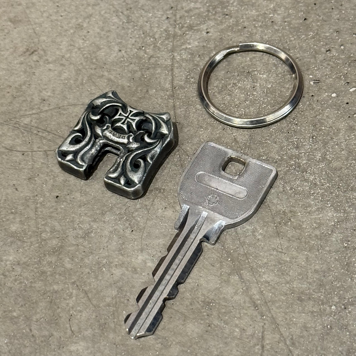 DEAL DESIGN KEY SHIELD KECHAIN ‘SILVER’