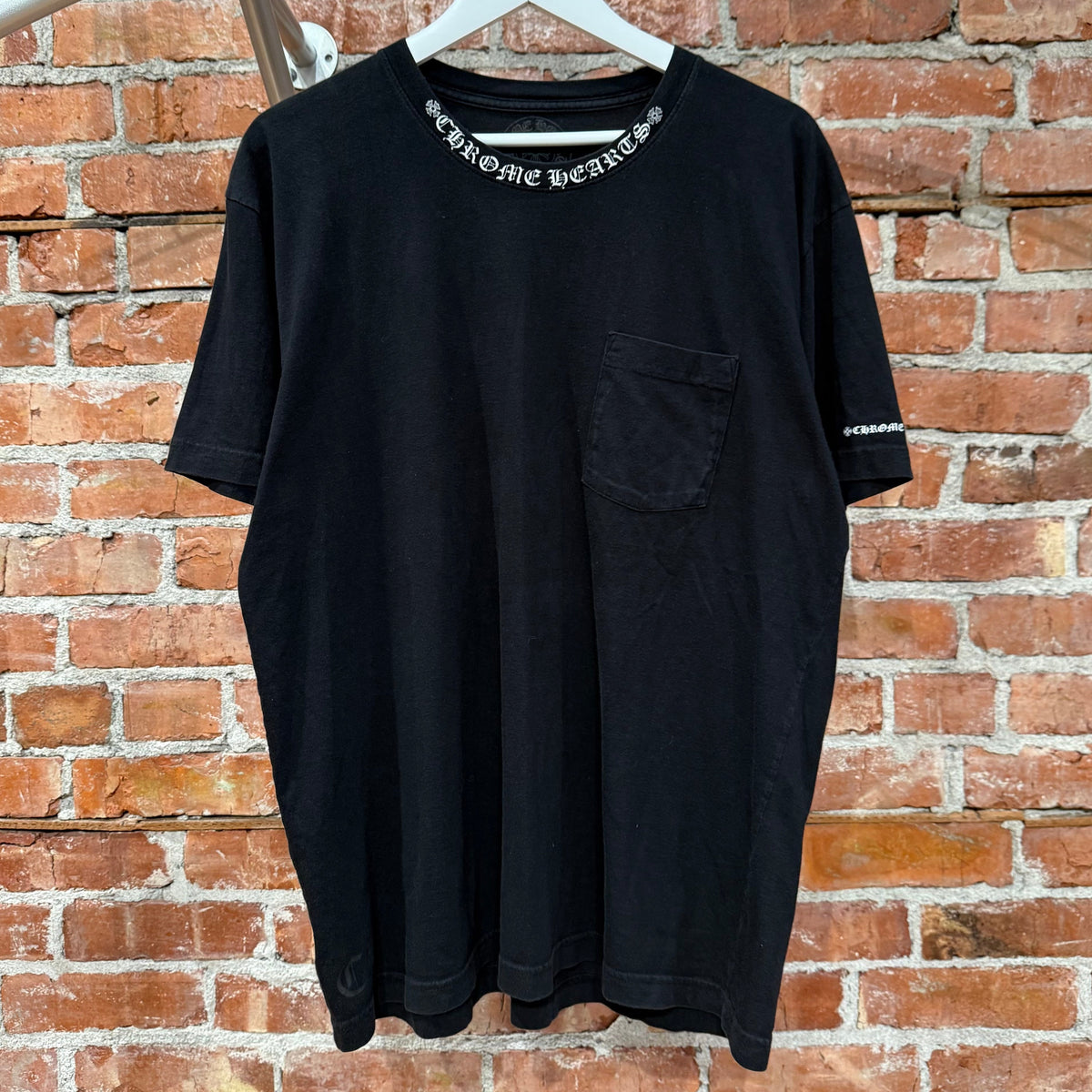 CHROME HEARTS SCRIPT COLLAR PRINT POCKET TEE ‘BLACK’
