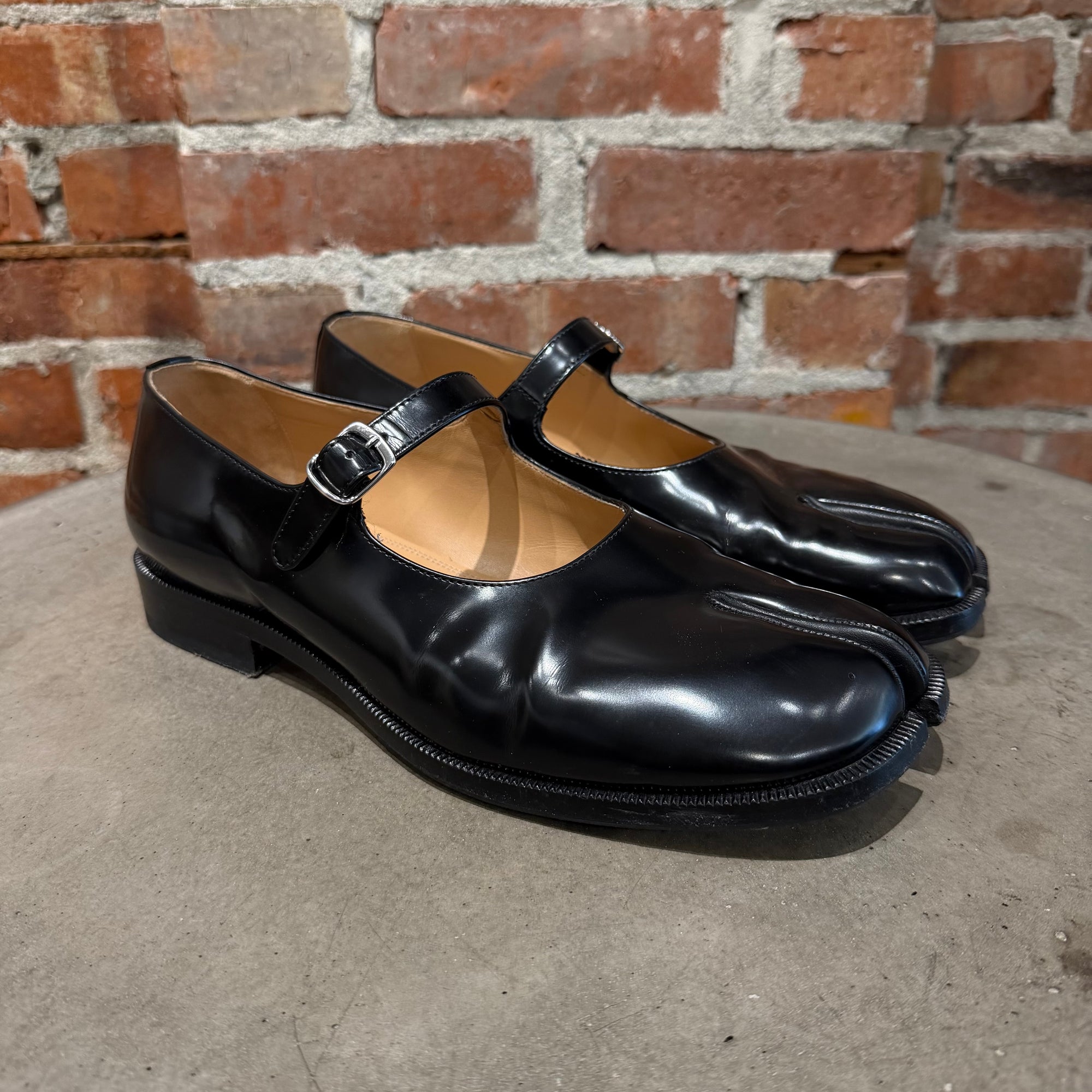 MAISON MARGIEALA MARY JANE LEATHER TABIS ‘BLACK’