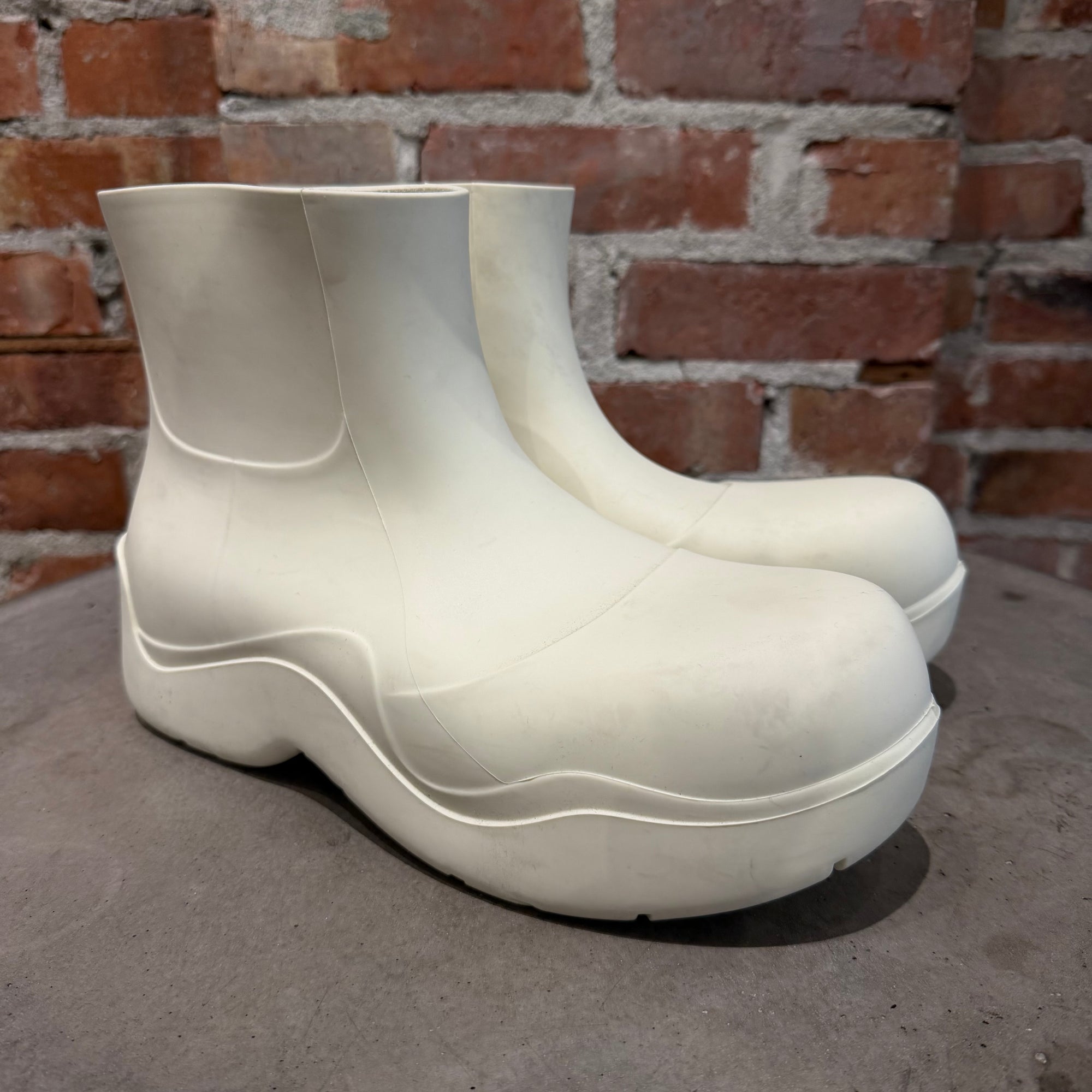 BOTTEGA VENETA PUDDLE BOOTS ‘SALT’