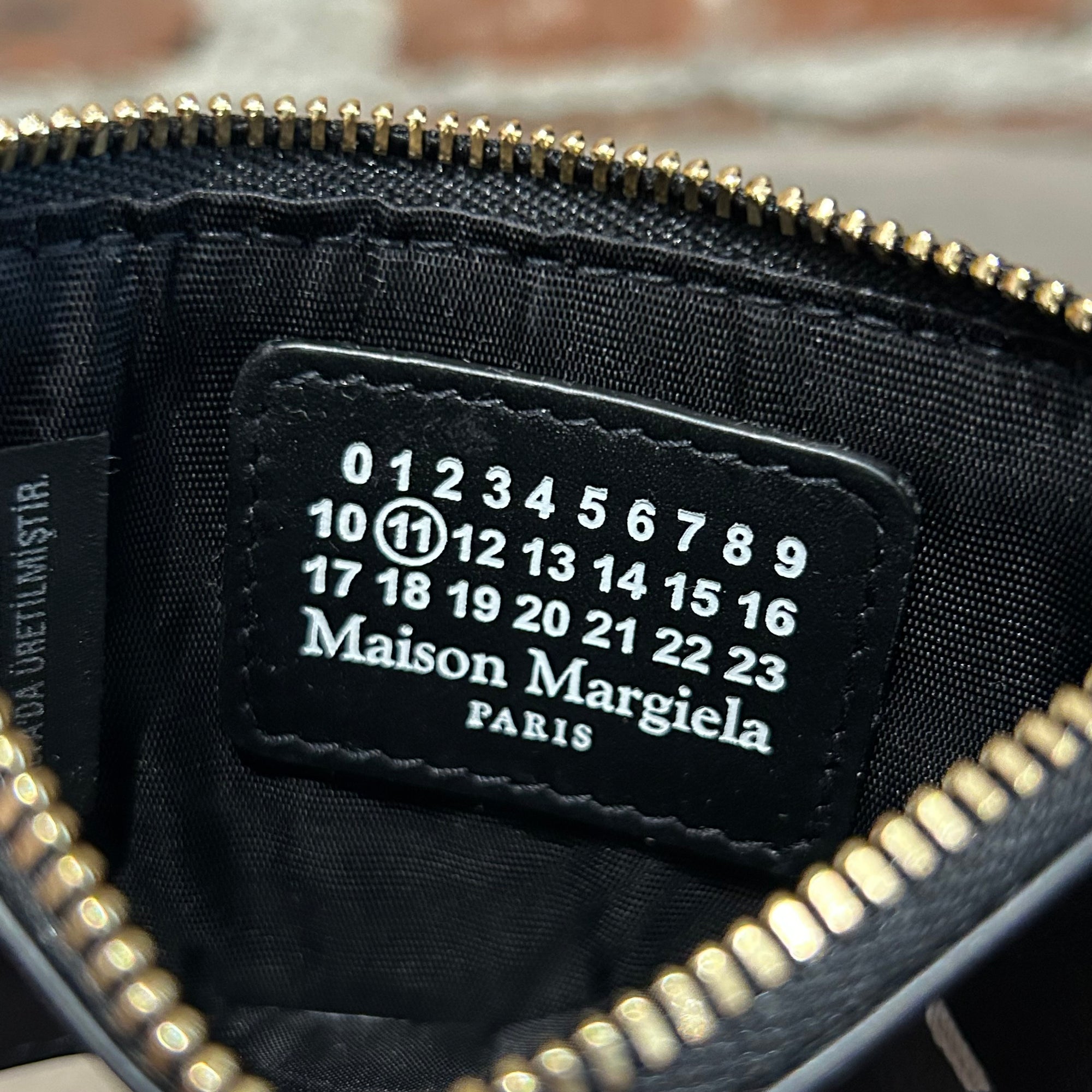 MAISON MARGIELA FOUR STITCH ZIP CARD HOLDER ‘BLACK’