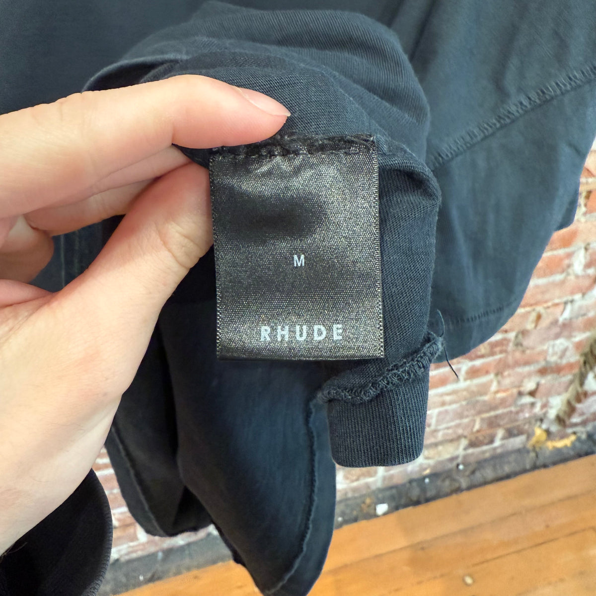 RHUDE BOXY SCRIPT TEE ‘BLACK’
