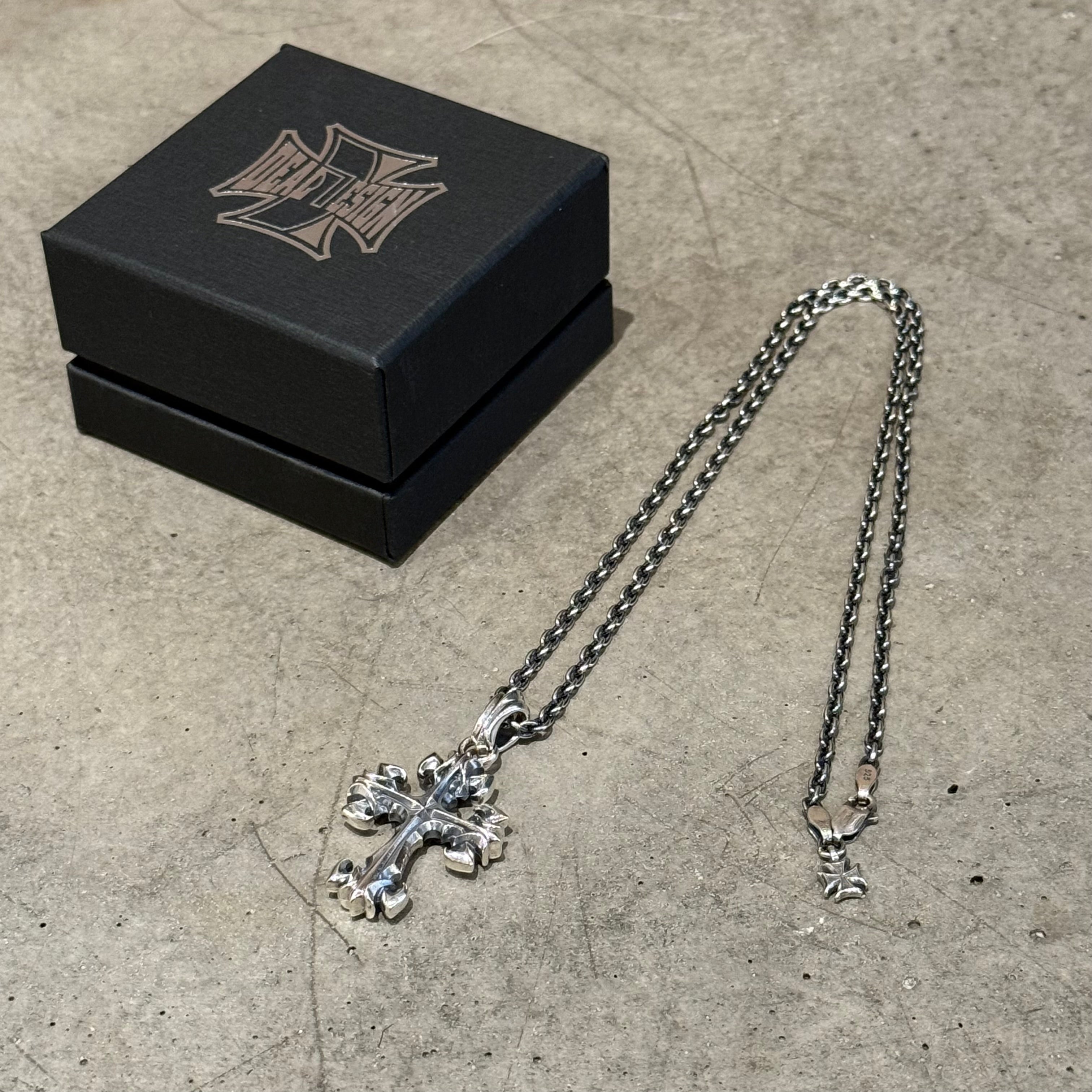 DEAL DESIGN CLASSIC ROCKER CROSS NECKLACE 'SILVER' – Sadō Room