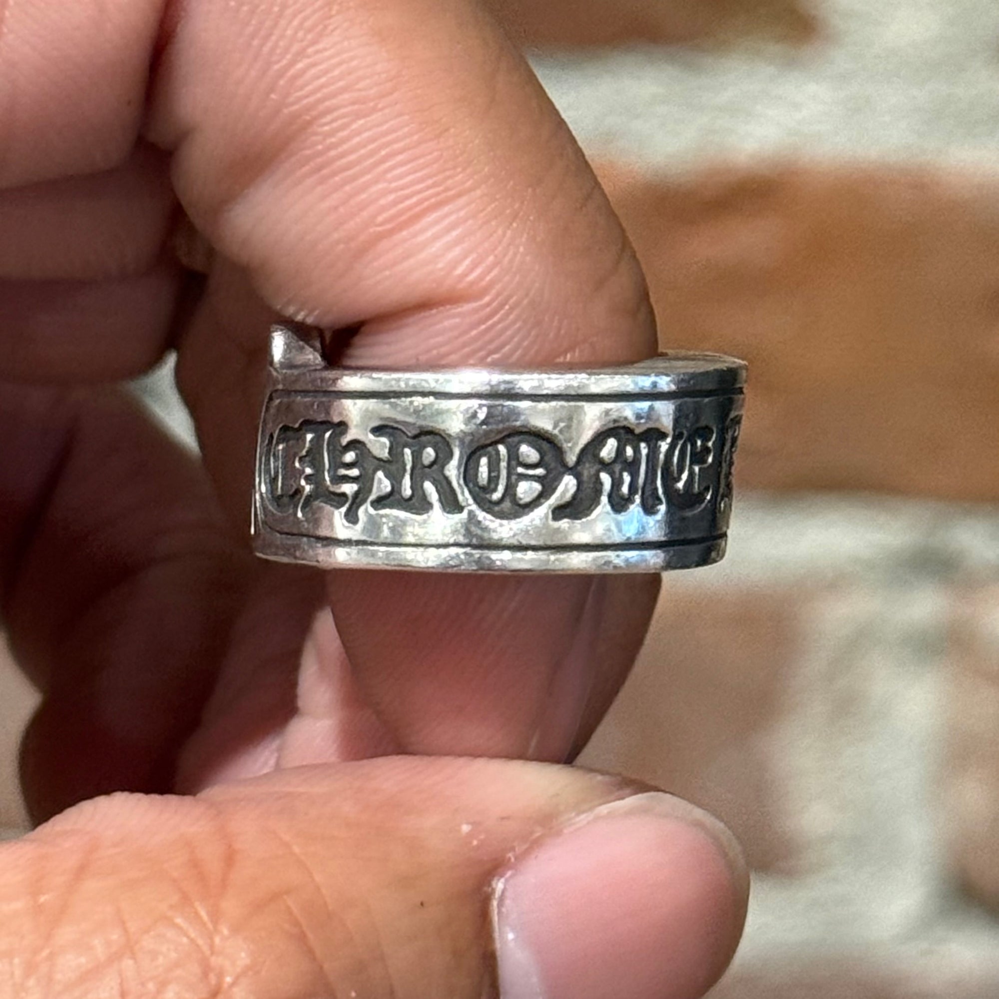 CHROME HEARTS LARGE SCROLL BANNER RING ‘SILVER’