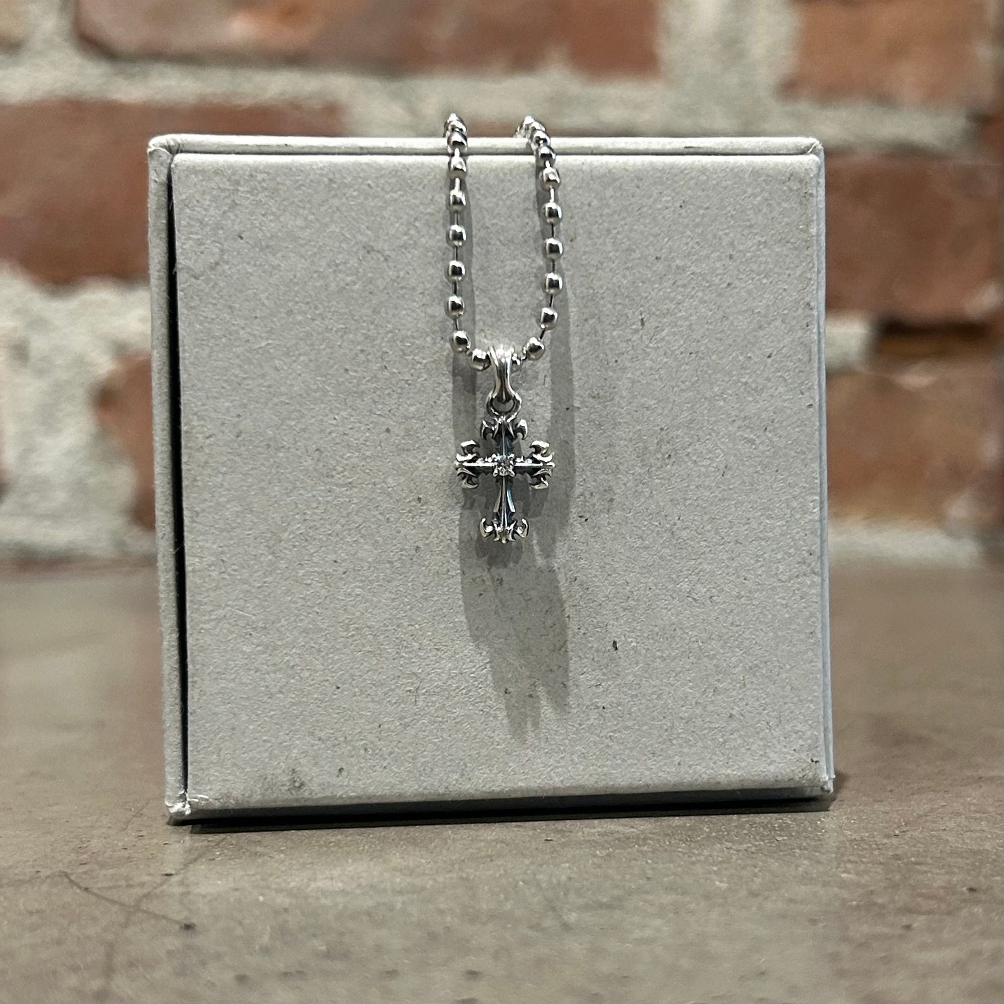 DEAL DESIGN GL CROSS XXS DIA NECKLACE ‘SILVER’