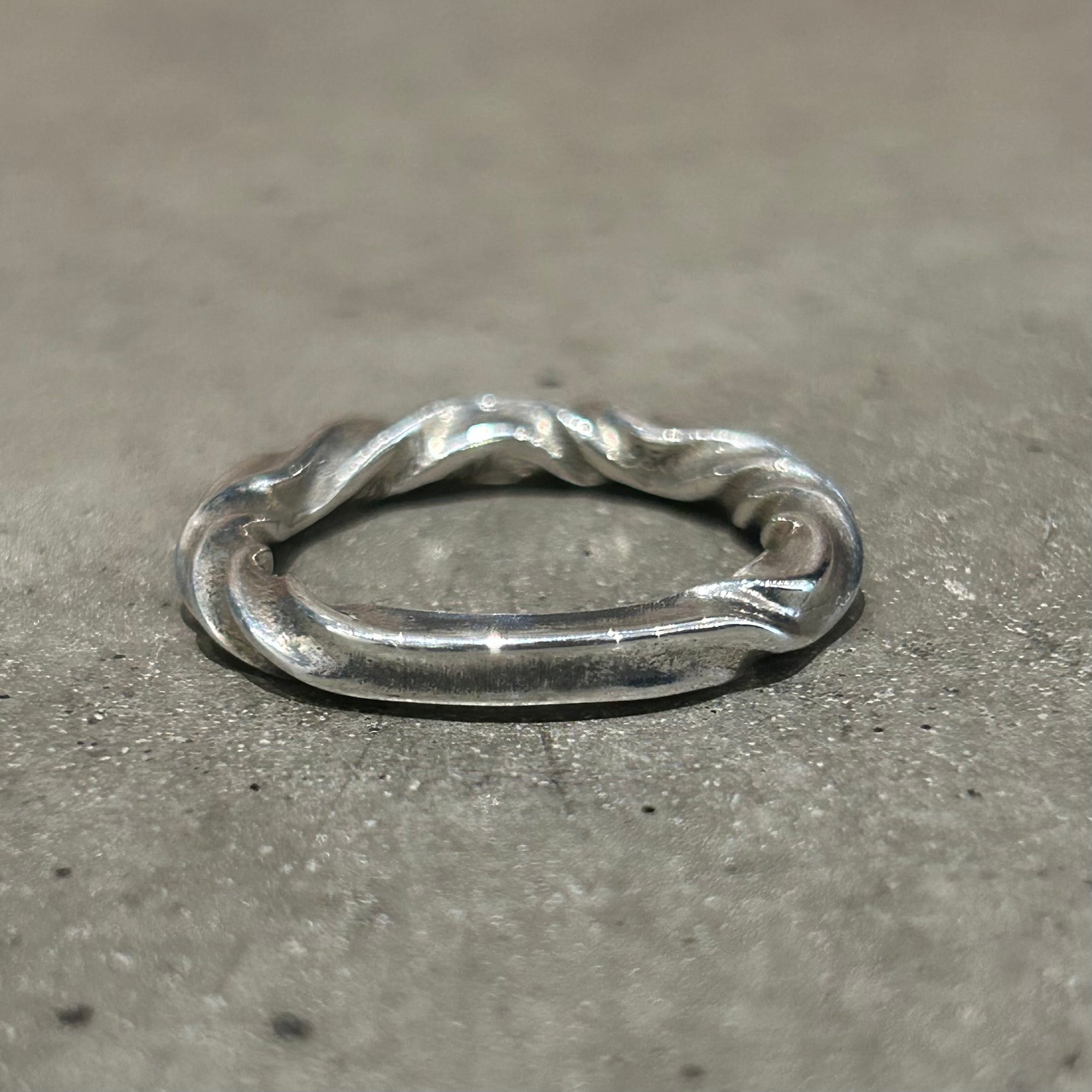 DEAL DESIGN REVERSE TWIST SCROLL RING 'SILVER'