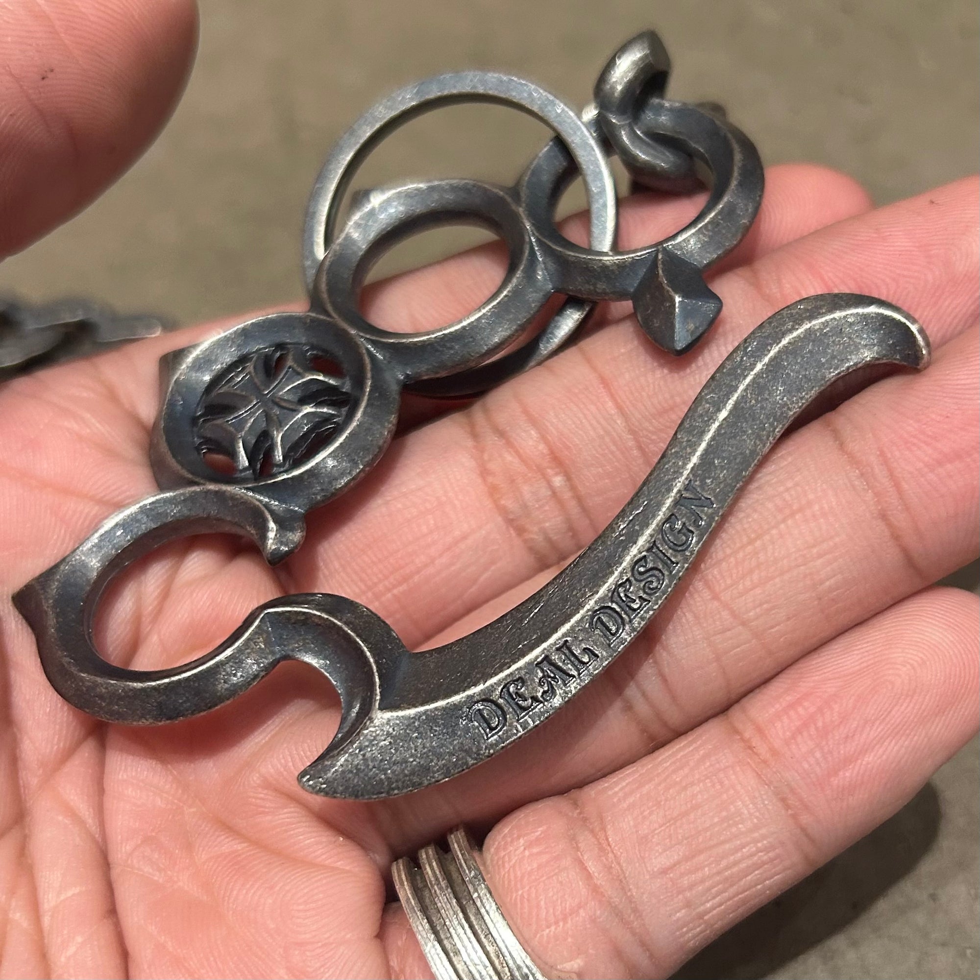 DEAL DESIGN KNUCKLE DUSTER WALLET CHAIN 'AGED SILVER'