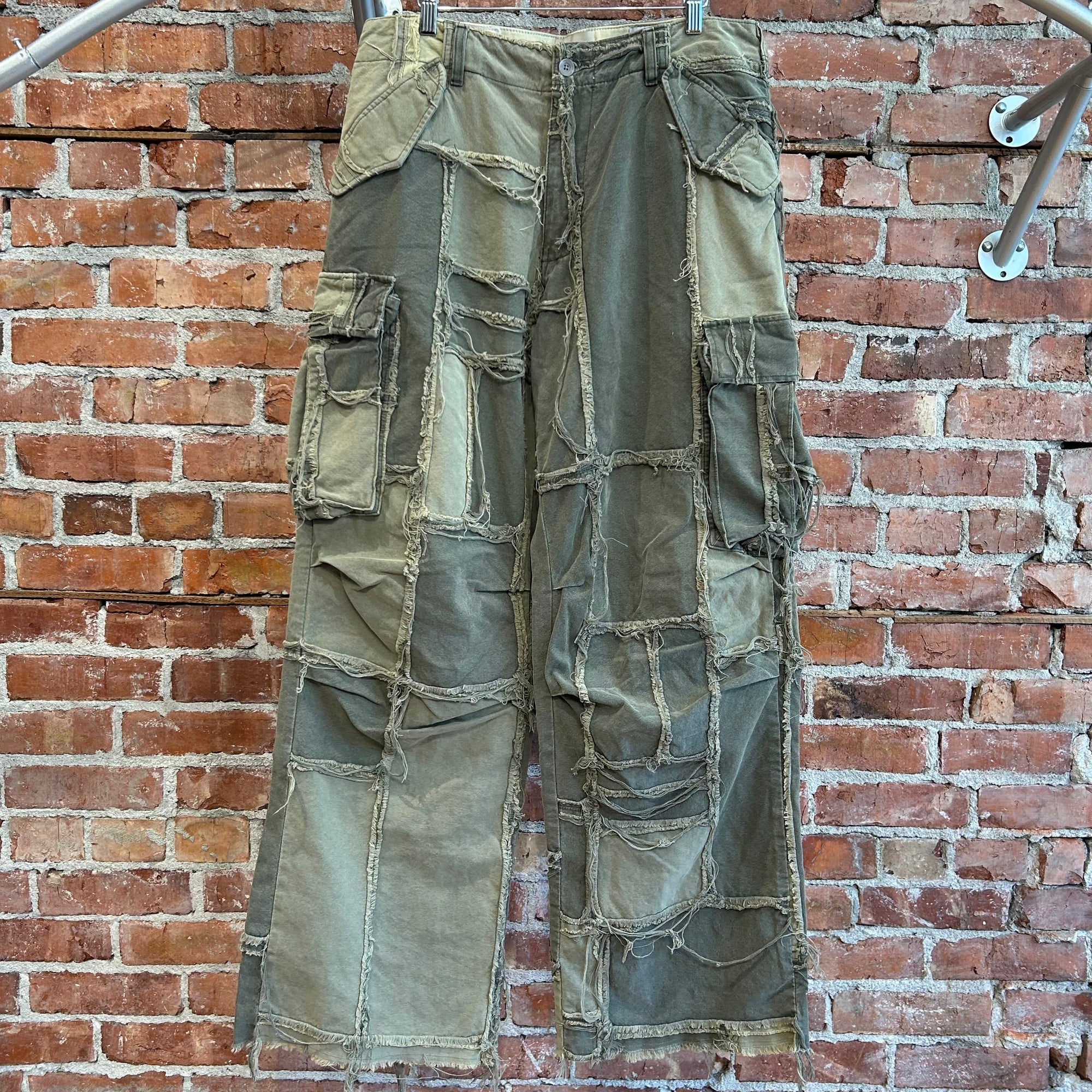 GALLERY DEPT. DISTRESSED PROGRAMMER CARGO PANTS ‘OLIVE’