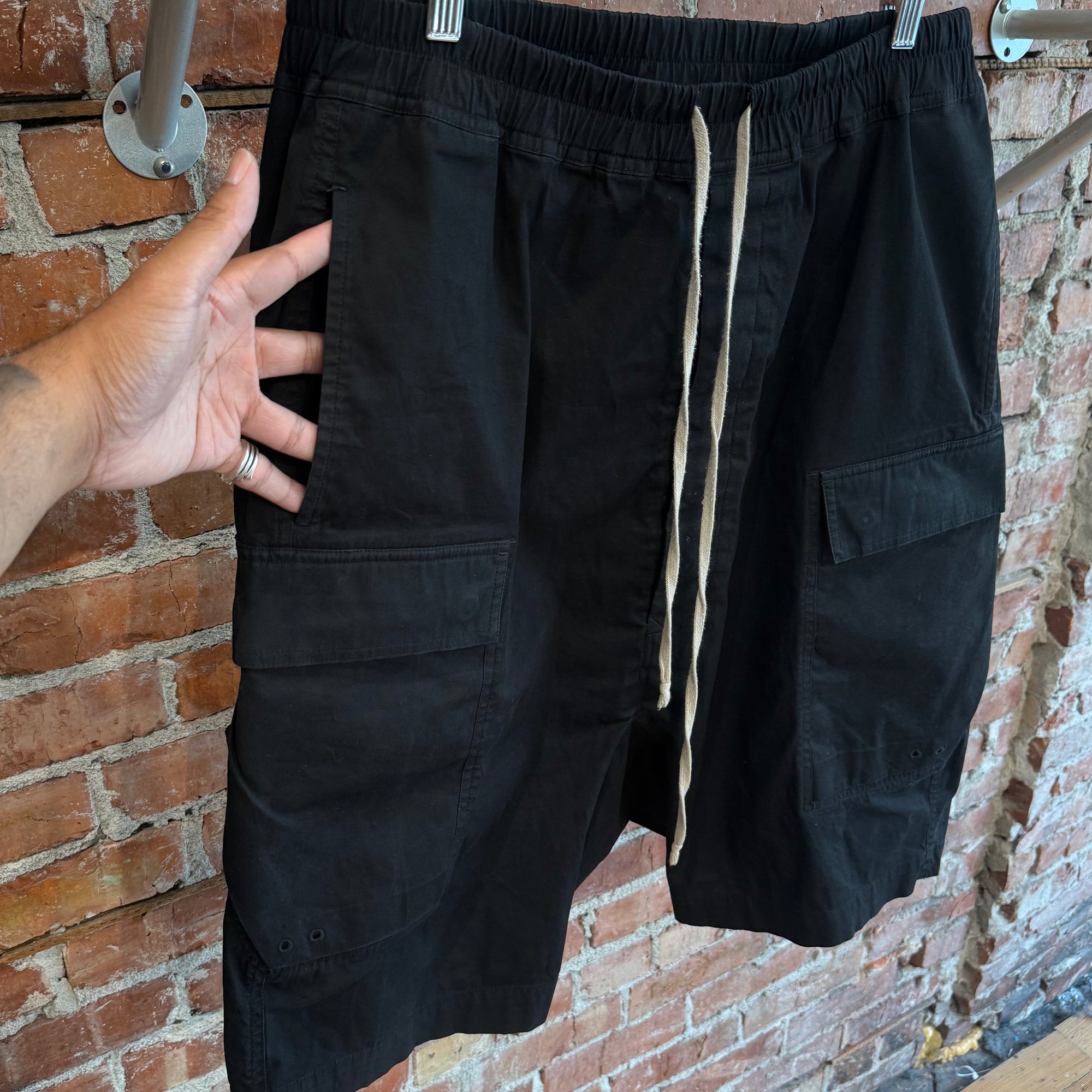 RICK OWENS FW18 SISYPHUS POD CARGO SHORTS ‘BLACK’