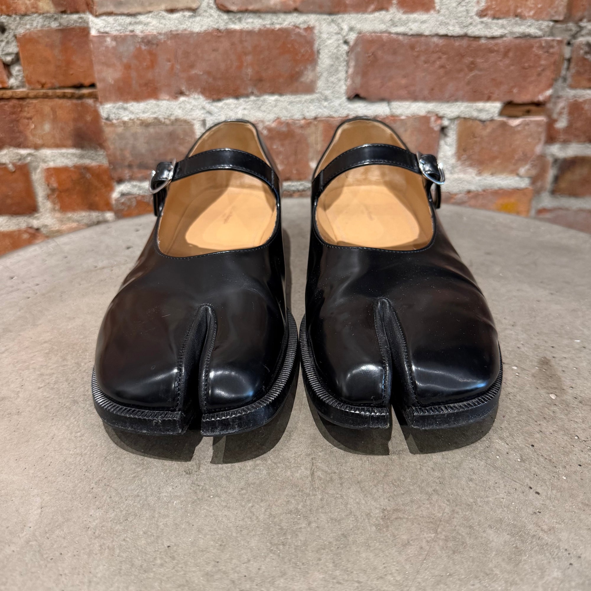 MAISON MARGIEALA MARY JANE LEATHER TABIS ‘BLACK’
