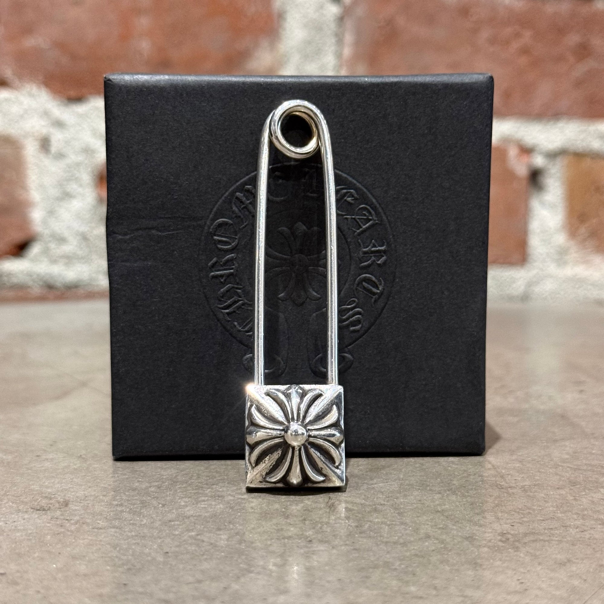 CHROME HEARTS PYRAMID PLUS LARGE SAFETY PIN ‘SILVER’