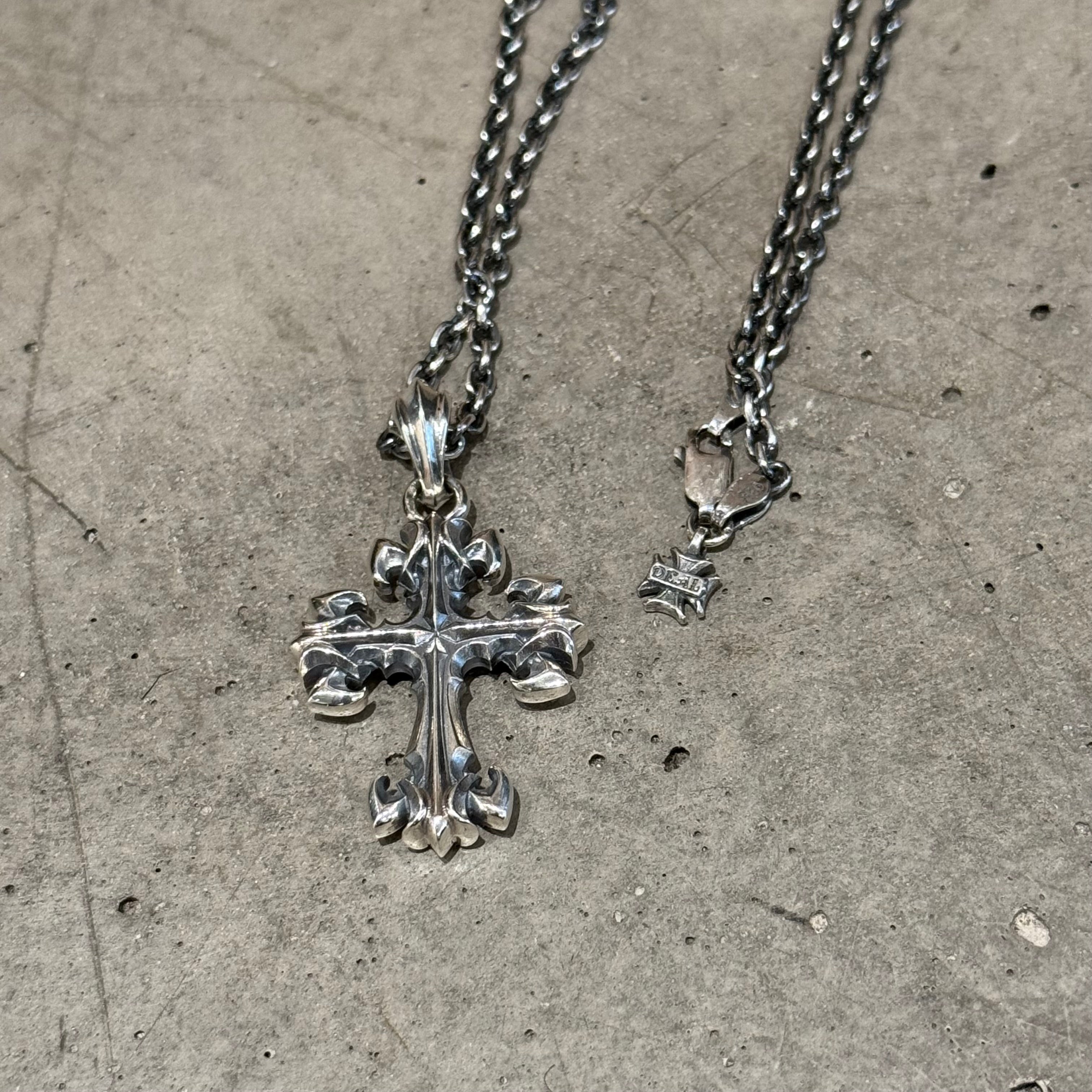 DEAL DESIGN CLASSIC ROCKER CROSS NECKLACE 'SILVER' – Sadō Room