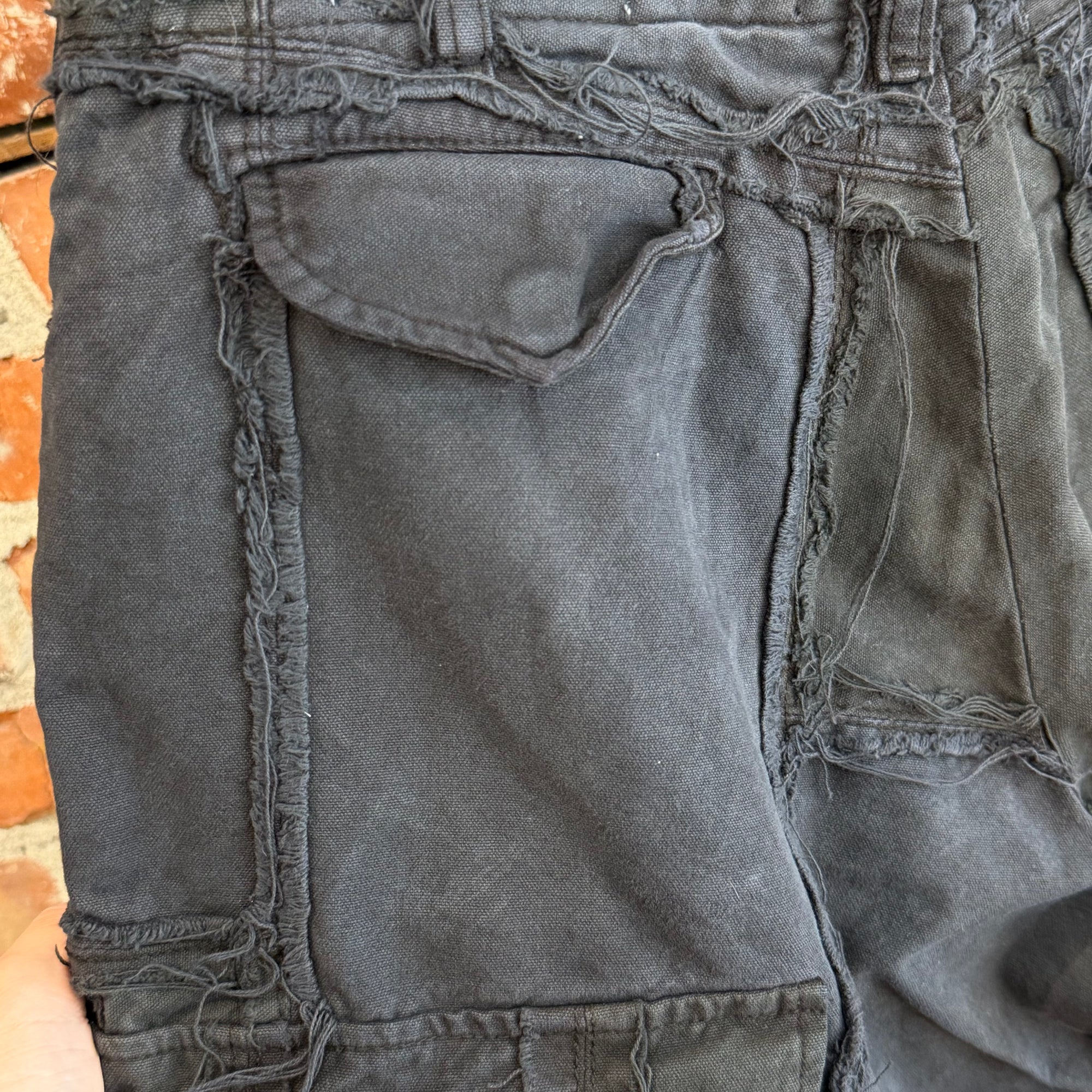 GALLERY DEPT. DISTRESSED PROGRAMMER CARGO PANTS ‘BLACK’