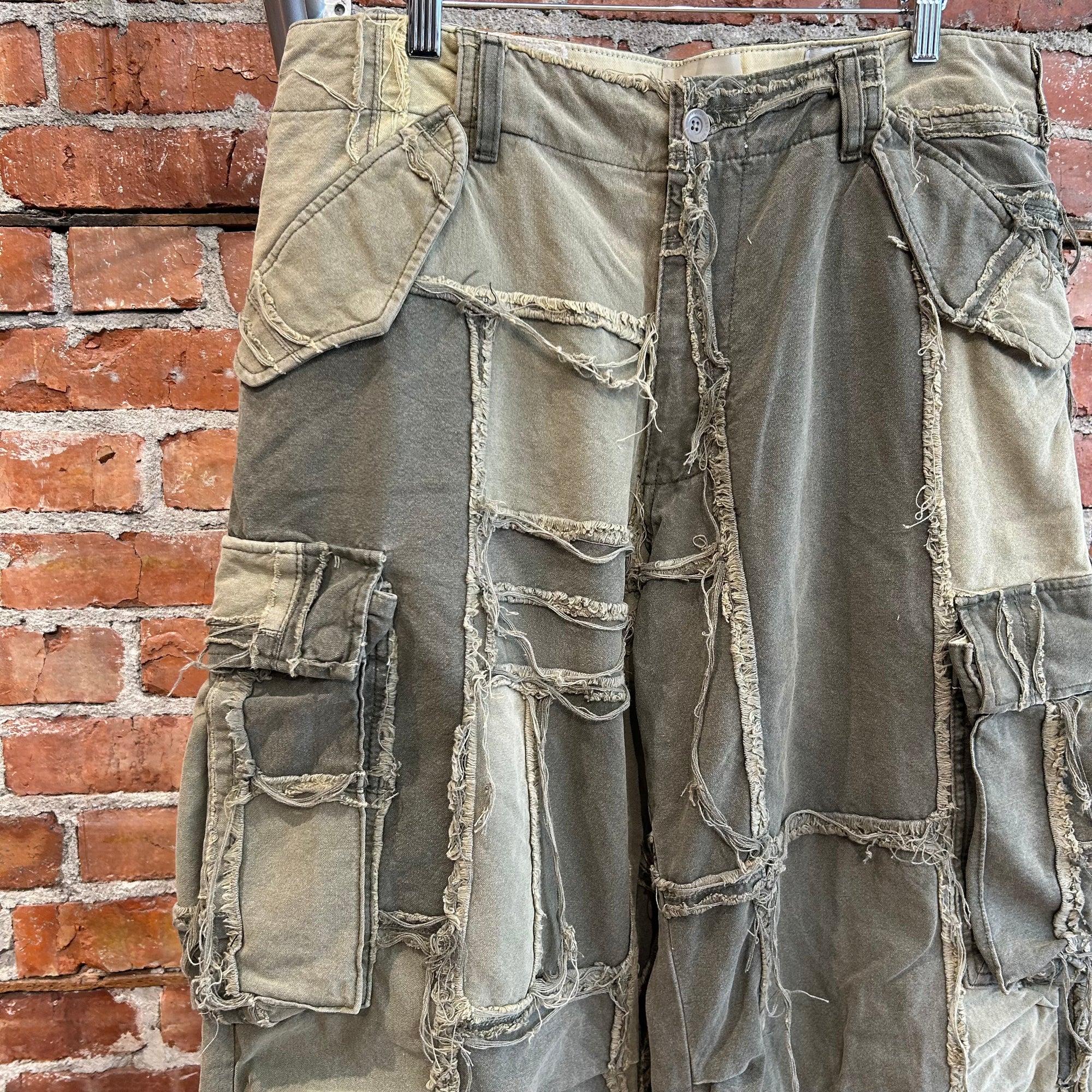 GALLERY DEPT. DISTRESSED PROGRAMMER CARGO PANTS ‘OLIVE’