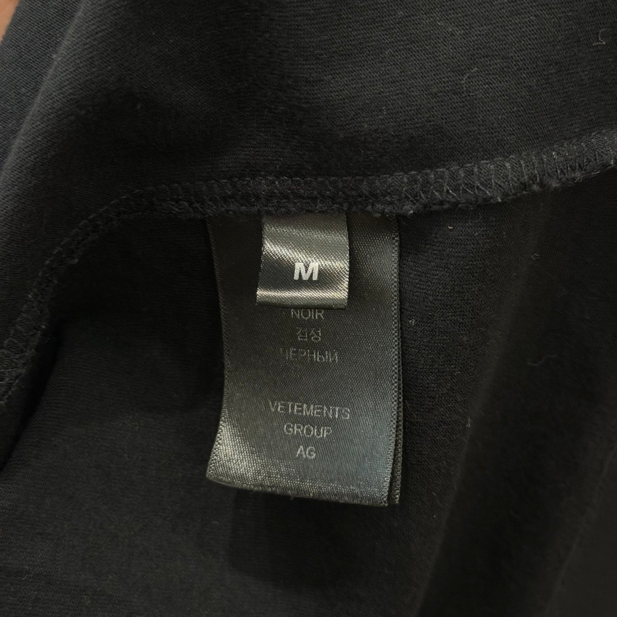 VETEMENTS AW21 THINK GLOBALLY RAINBOW TEE ‘BLACK’