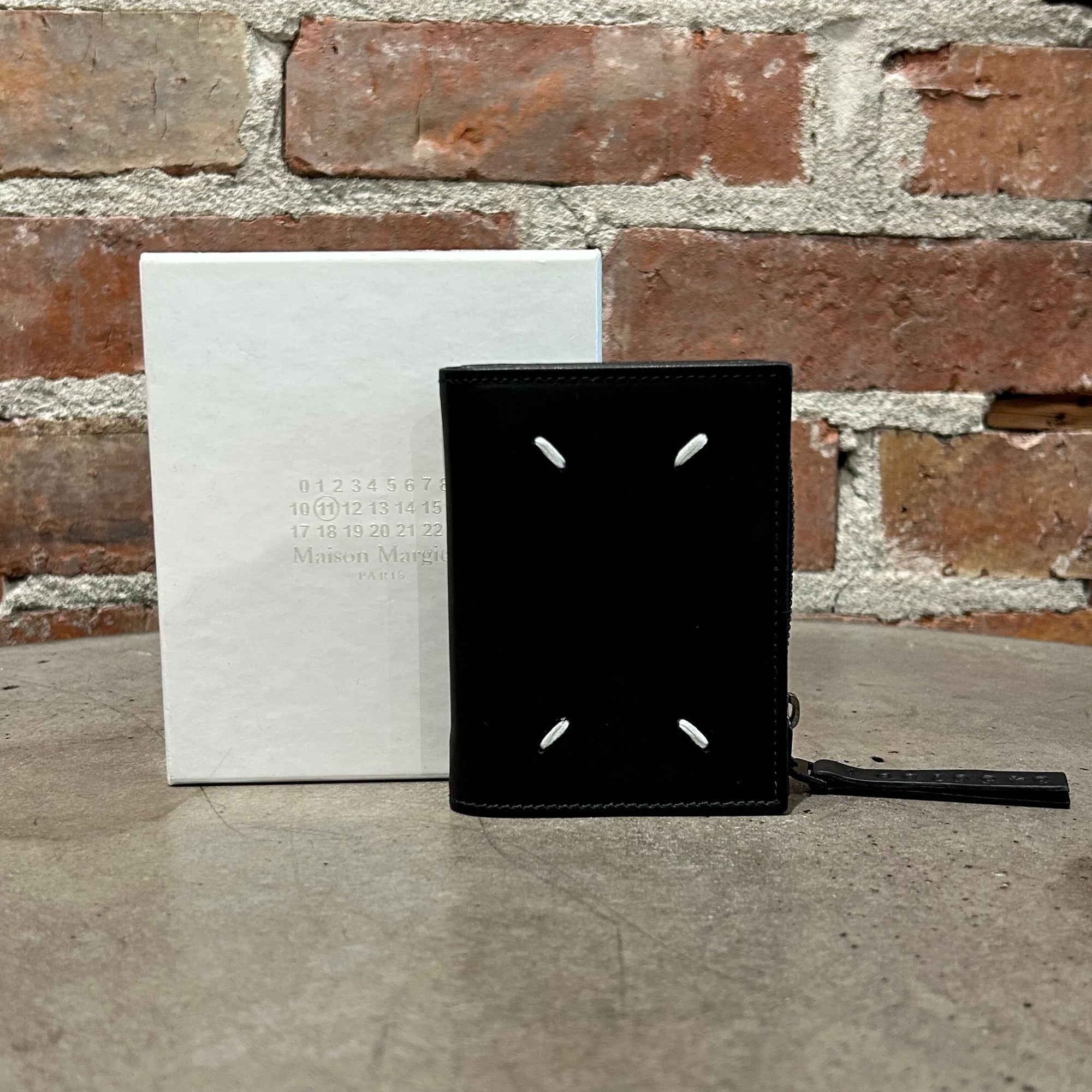 MAISON MARGIELA FOUR STITCH BIFOLD ZIP WALLET ‘BLACK’