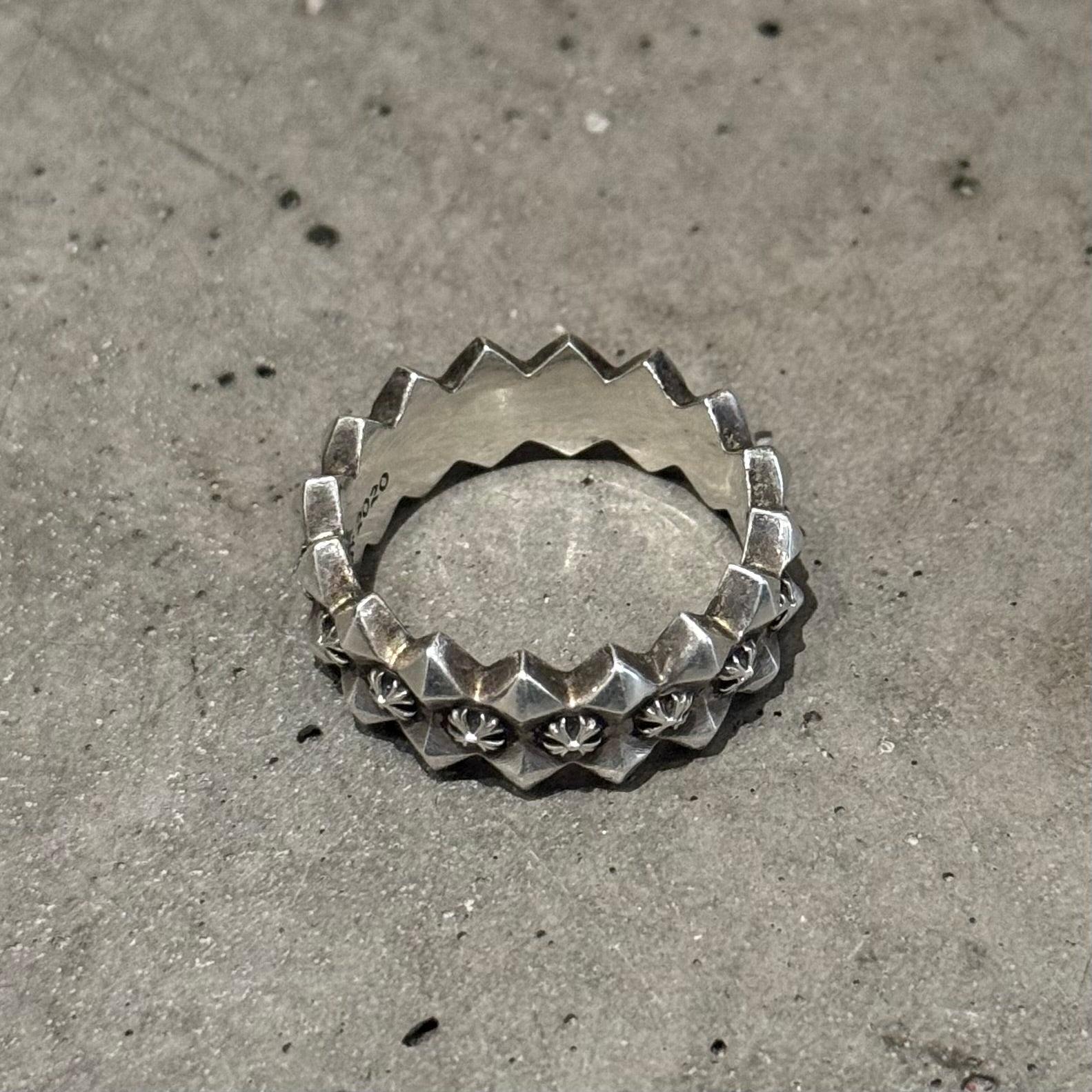CHROME HEARTS PYRAMID PLUS BAND RING ‘SILVER’