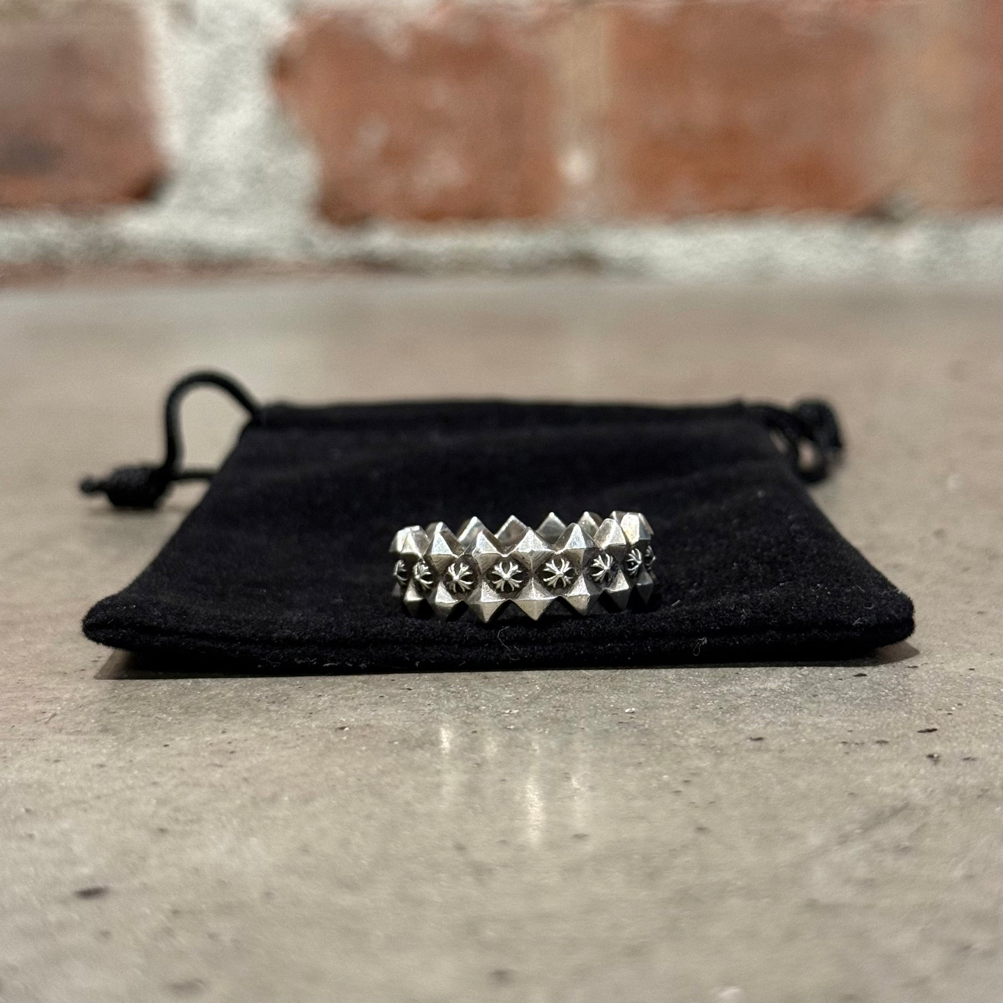 CHROME HEARTS PYRAMID PLUS BAND RING ‘SILVER’