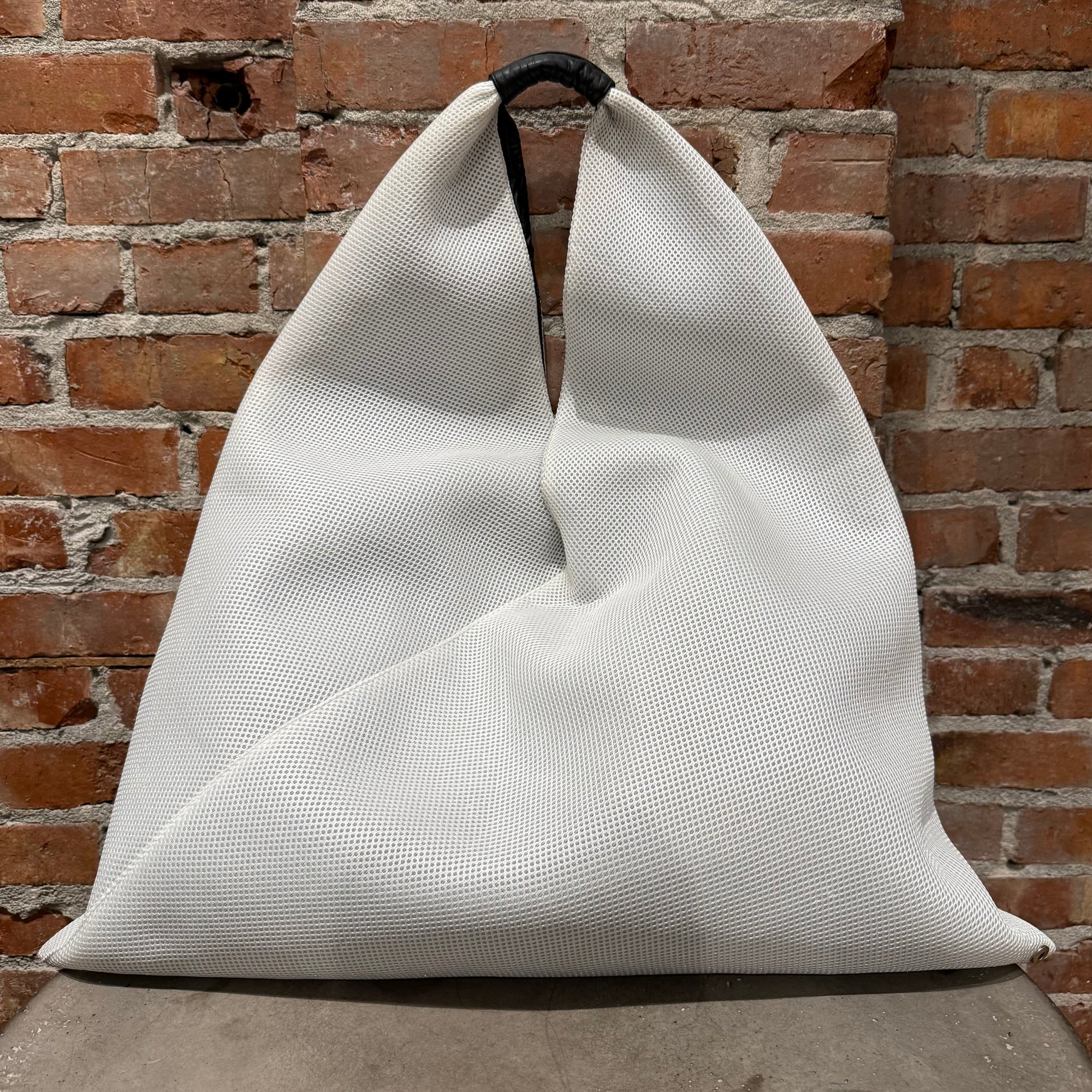 MM6 SIDE SLING REVERSIBLE BAG ‘BLACK/WHITE’