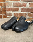 MAISON MARGIELA TABI ANKLE STRAP LEATHER SANDALS ‘BLACK’