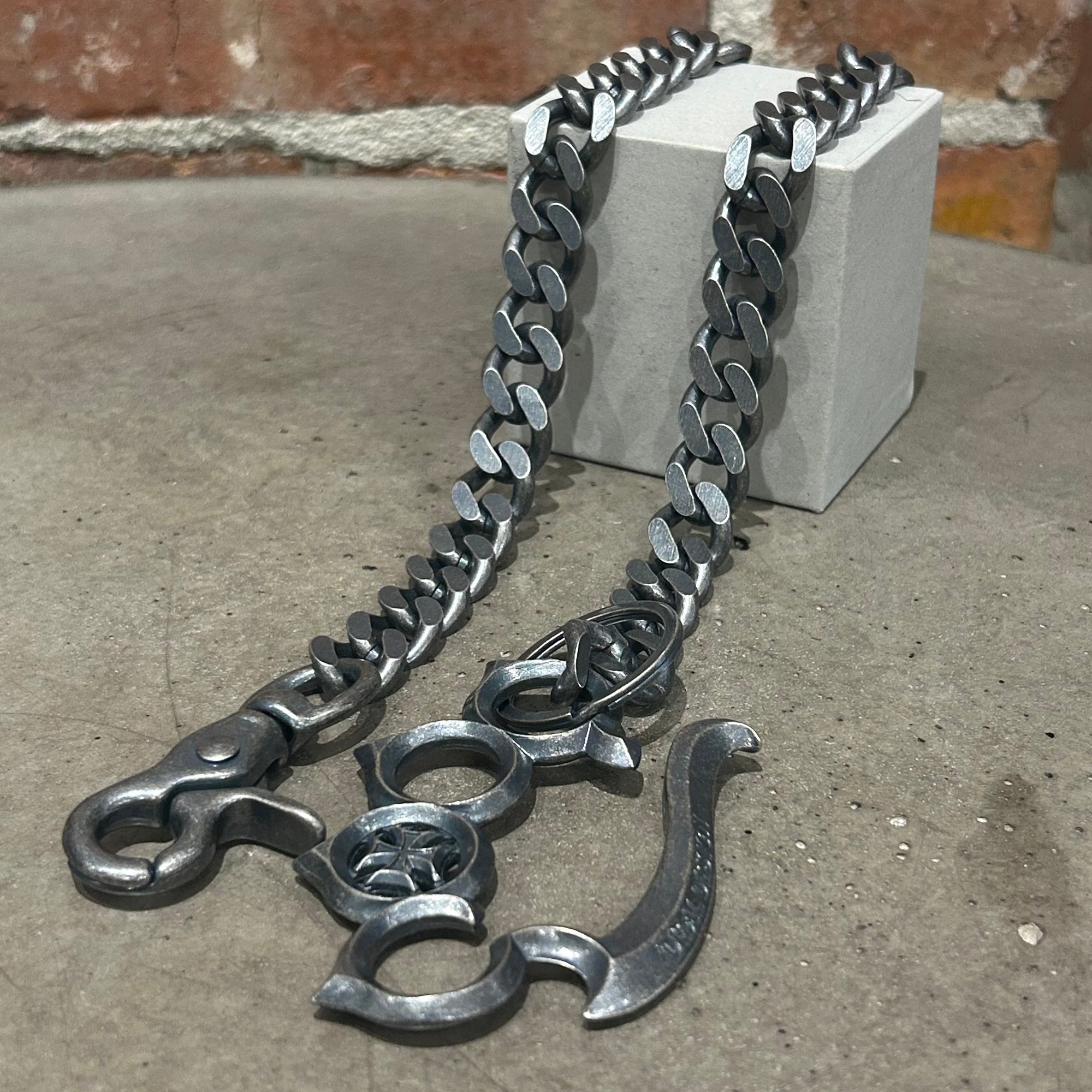 DEAL DESIGN KNUCKLE DUSTER WALLET CHAIN 'AGED SILVER'