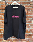 STUSSY PINK LOGO TEE ‘BLACK’